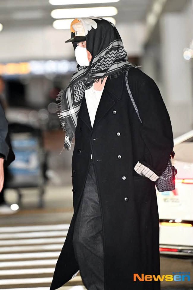 Ngay lúc này: G-Dragon thời trang phang thời tiết, trùm khăn hoa cúc kín mít khởi hành sang Việt Nam - Ảnh 4.