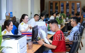 hoạt động của cán bộ thuế tỉnh Nghệ An cơ sở 9 hướng dẫn người dân, hộ kinh doanh về các nghiệp vụ thuế. Ảnh Đức Thanh hoạt động của cán bộ thuế tỉnh Nghệ An cơ sở 9 hướng dẫn người dân hộ kinh doanh về các nghiệp vụ thuế Ảnh Đức Thanh