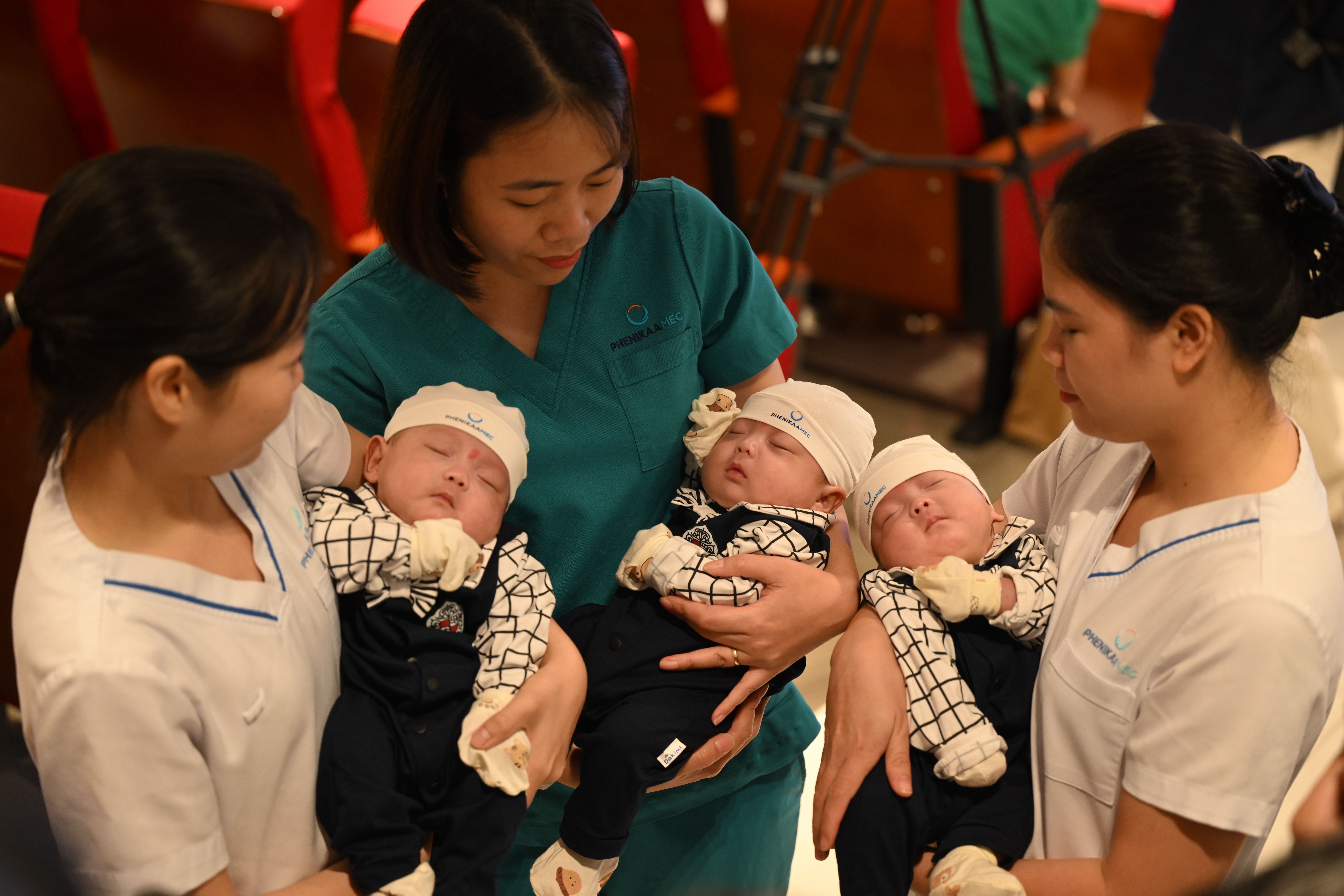 Kỳ tích: Ghi nhận ca sinh ba khác ngày đầu tiên tại Việt Nam - Ảnh 1.