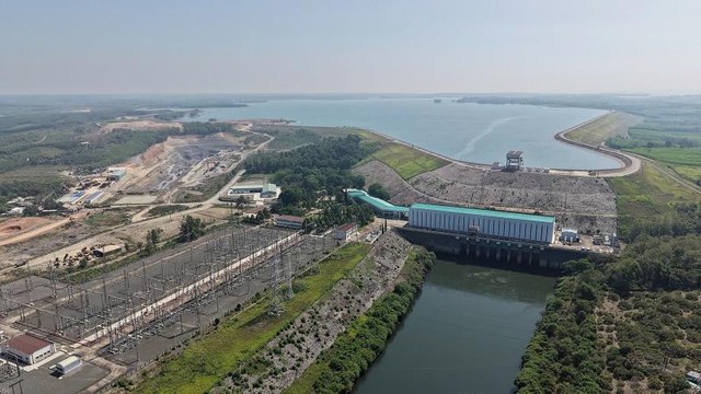 Dự kiến đào 400.000 m³ đất đá, xây 48.000 m³ bê tông, lắp hơn 2.100 tấn thiết bị trong 3 tháng cuối năm để tăng tốc mở rộng công trình 35 năm tuổi do Liên Xô giúp Việt Nam xây dựng