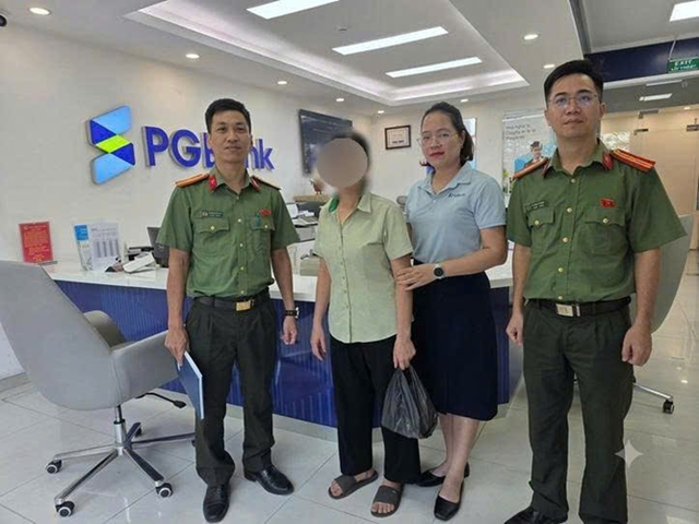 Nhân viên ngân hàng PGBank trình báo công an khi thấy giao dịch đáng ngờ của người phụ nữ SN 1979: Bạn trai hứa tặng 50.000 USD và 900 triệu đồng tiền vàng