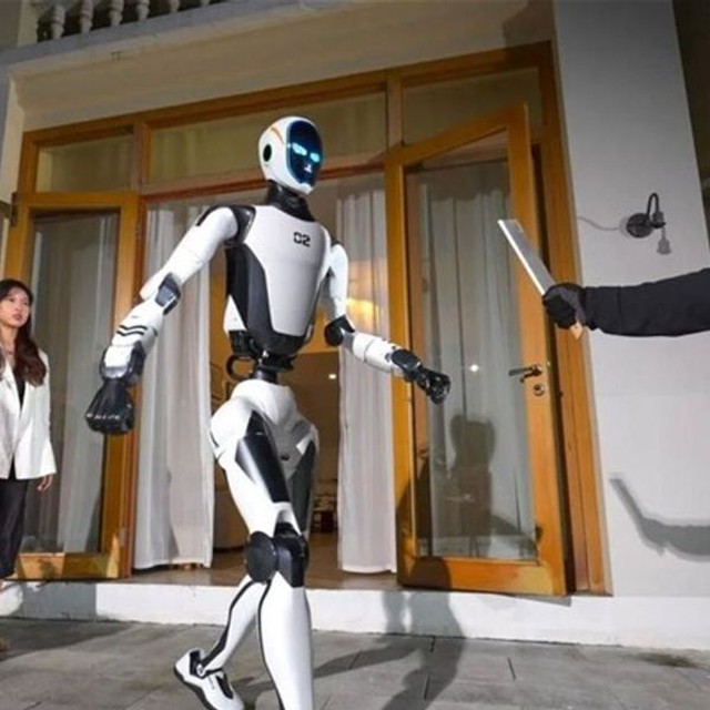 Robot hộ vệ gây chú ý với màn tước dao, nâng ô tô giải cứu người