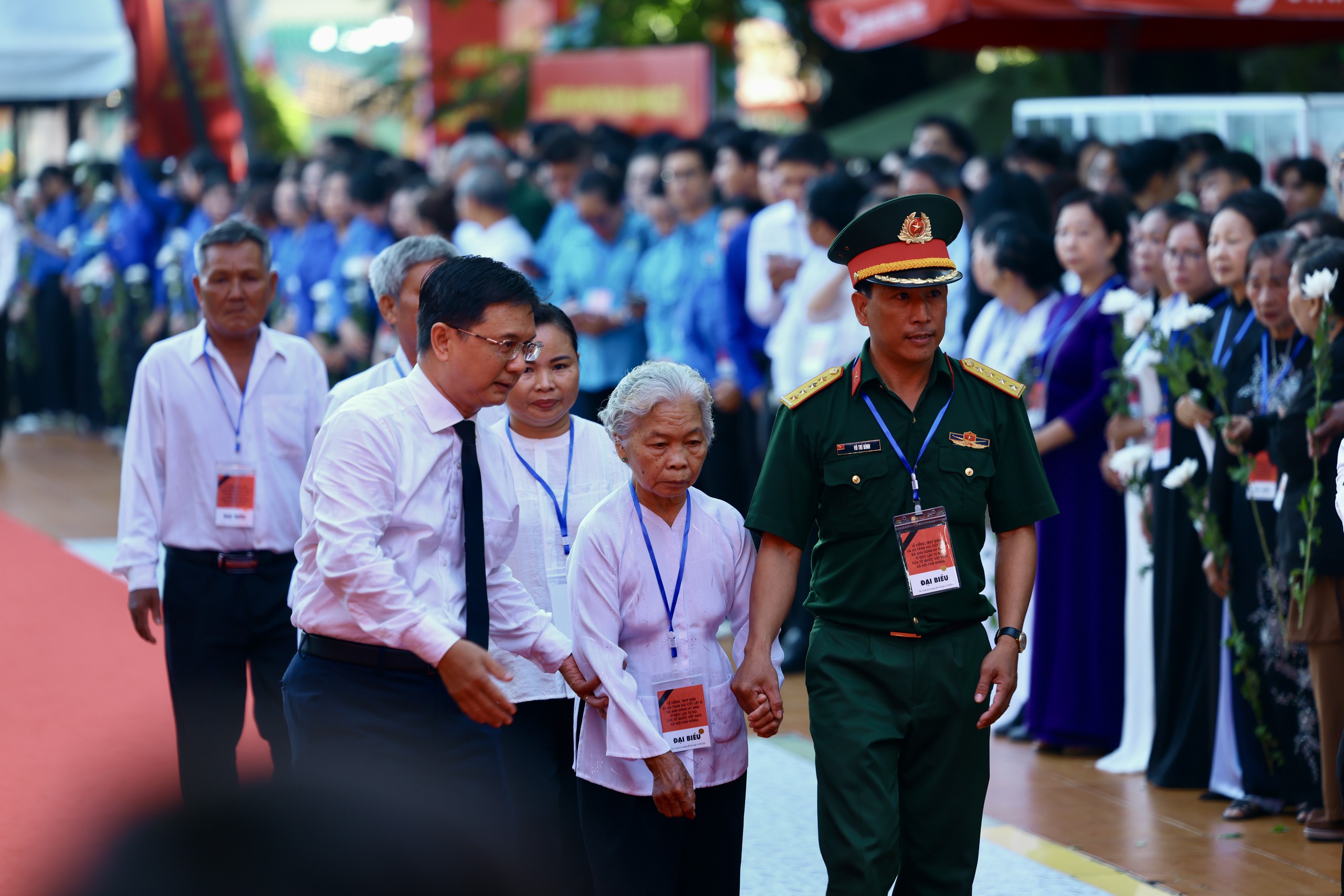 Đang diễn ra lễ viếng, truy điệu liệt sĩ quy tập tại công viên Lê Thị Riêng: Người dân TP.HCM đã cầm hoa trắng chờ bên đường - Ảnh 5.