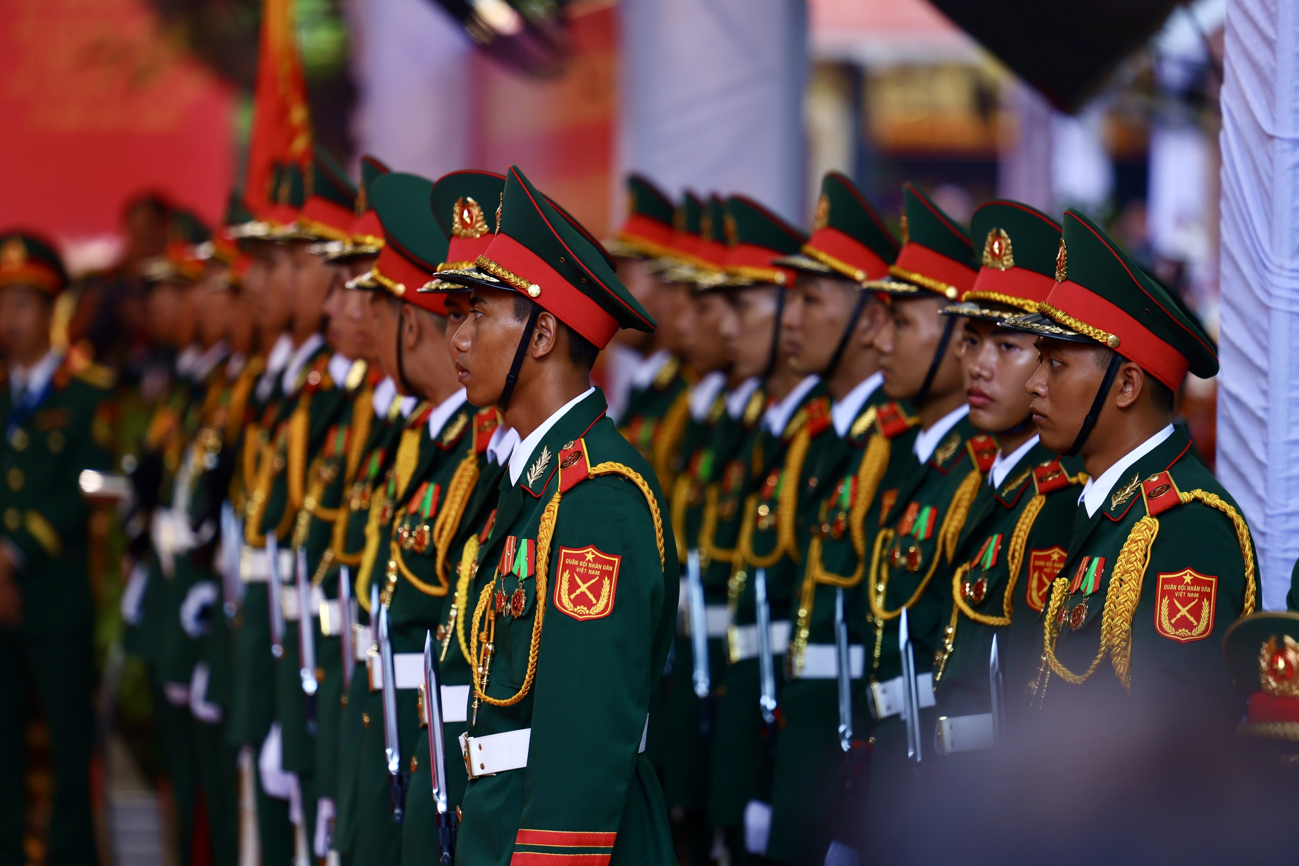 Đang diễn ra lễ viếng, truy điệu liệt sĩ quy tập tại công viên Lê Thị Riêng: Người dân TP.HCM đã cầm hoa trắng chờ bên đường - Ảnh 3.
