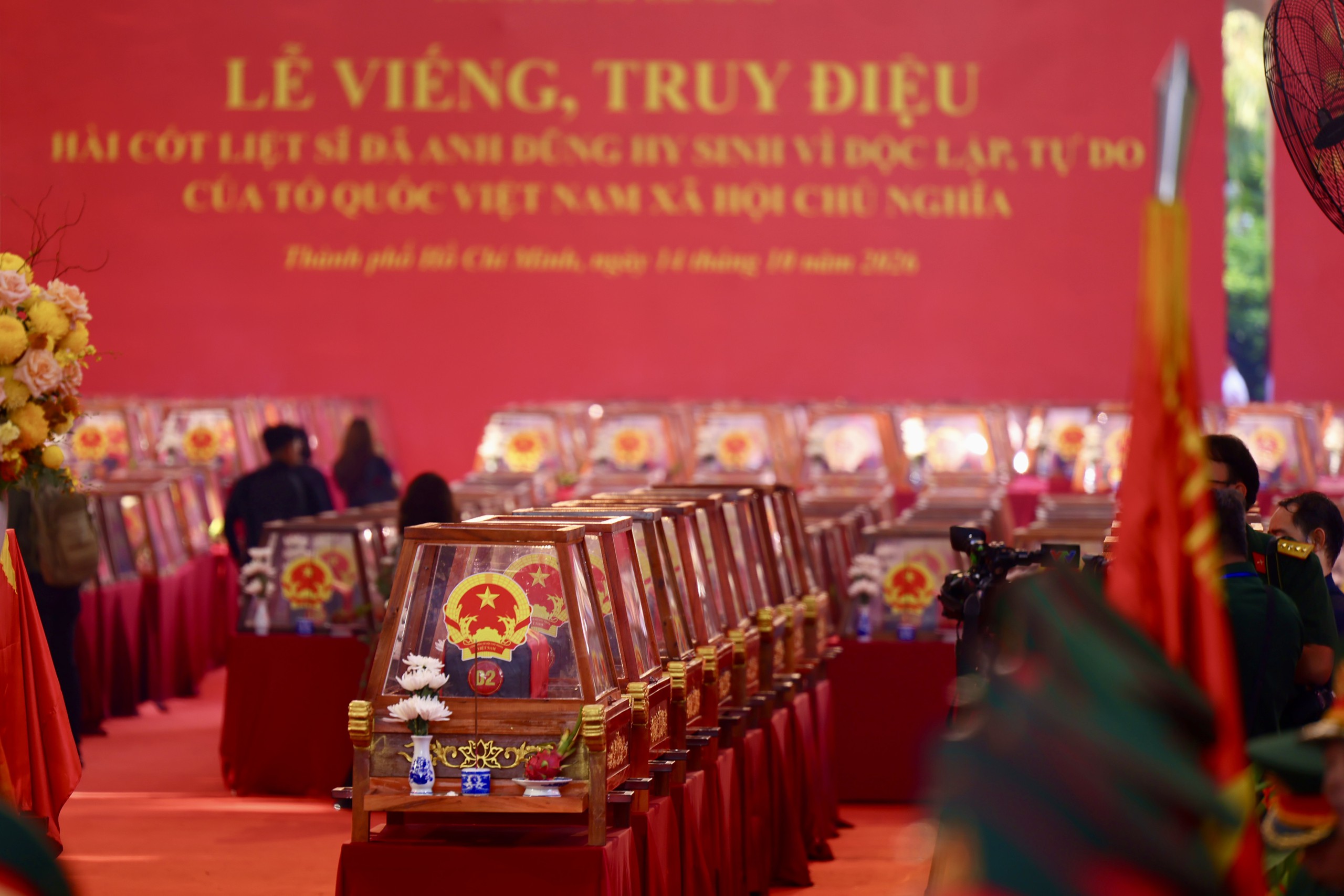 Đang diễn ra lễ viếng, truy điệu liệt sĩ quy tập tại công viên Lê Thị Riêng: Người dân TP.HCM đã cầm hoa trắng chờ bên đường - Ảnh 1.