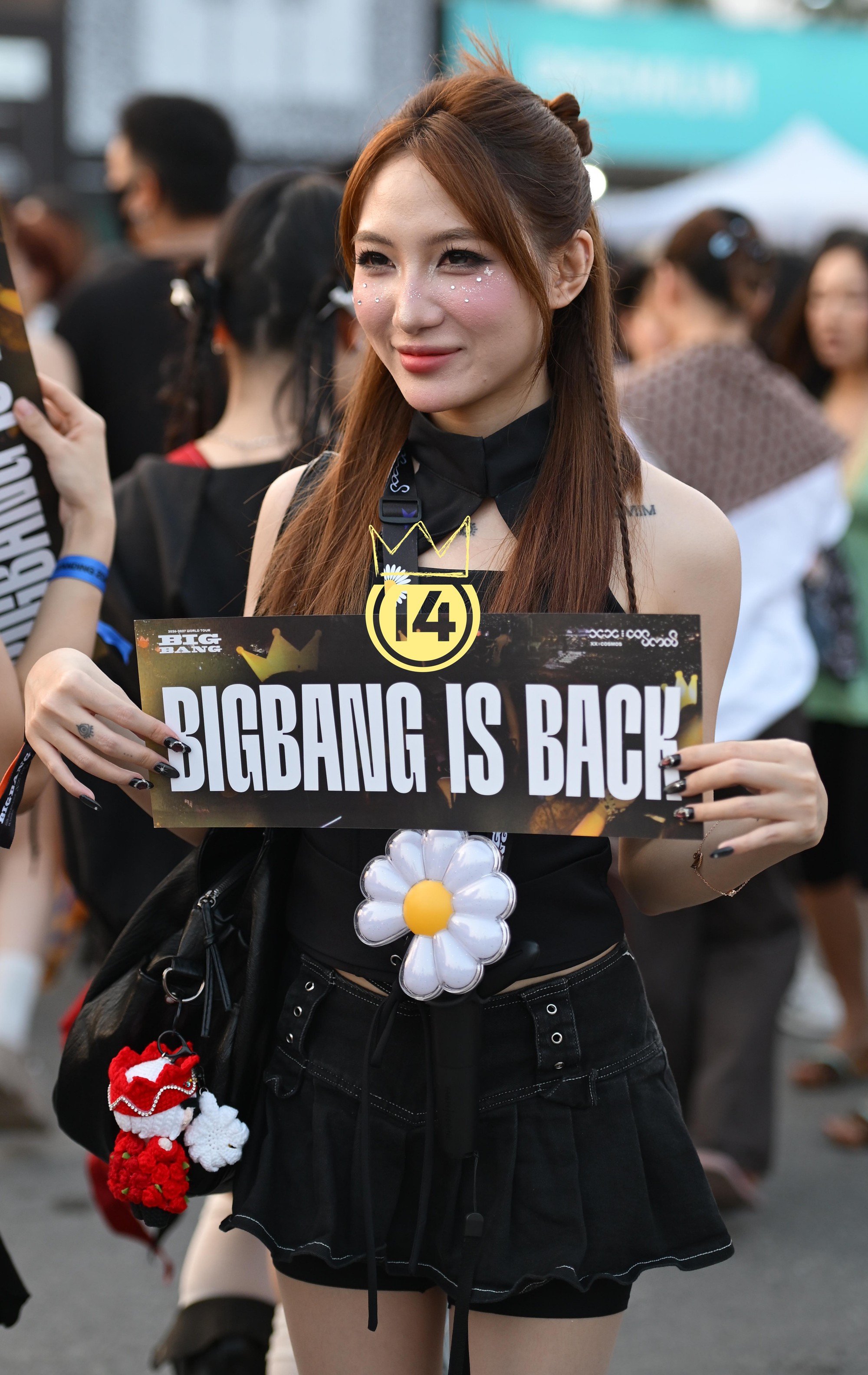 Hôm nay trời nắng: Mỹ Đình thành sàn diễn của hội fan BIGBANG “lương 5 triệu/giờ"- Ảnh 2.
