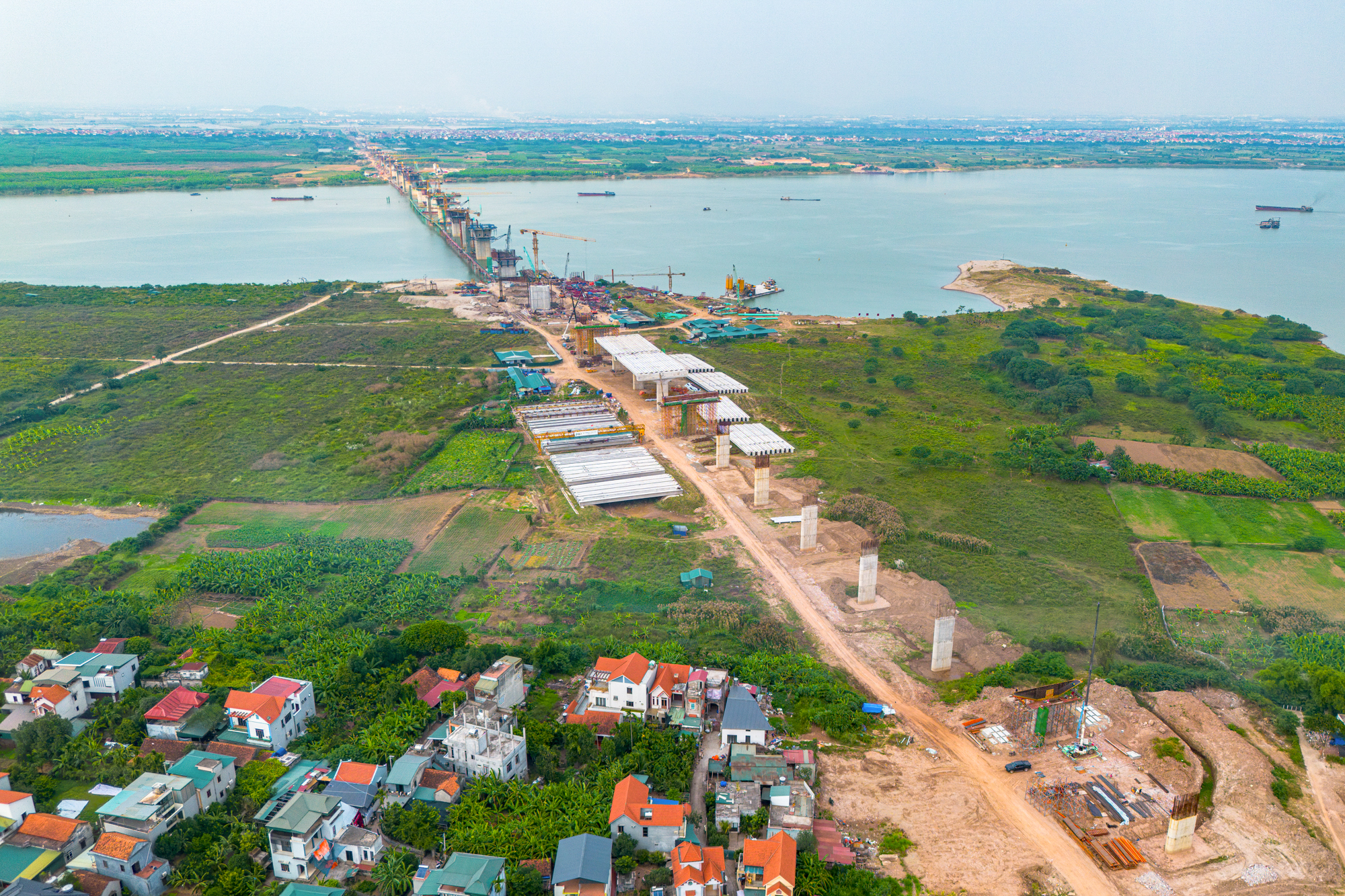 Cận cảnh cây cầu gần 10.000 tỷ đồng kết nối đại đô thị của Vinhomes và Sun Group đã lắp phiến dầm đầu tiên, dự kiến hoàn thành vào năm 2027- Ảnh 2.
