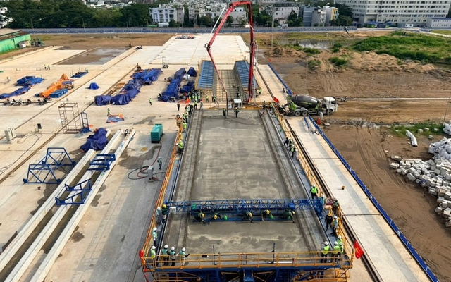 Toàn bộ khối bê tông được đổ liên tục trong 6 giờ đồng hồ để phiến dầm trở thành một khối thống nhất và bền chắc.