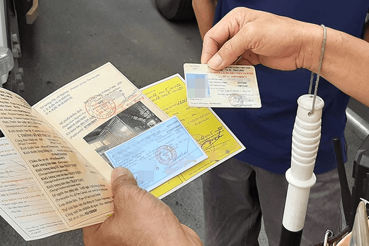 Đã làm hợp đồng, giao giấy tờ xe cho người mua, 5 năm sau kiểm tra VNeTraffic phát hiện xe vẫn đứng tên mình: Cơ quan CSGT nói gì?- Ảnh 1.