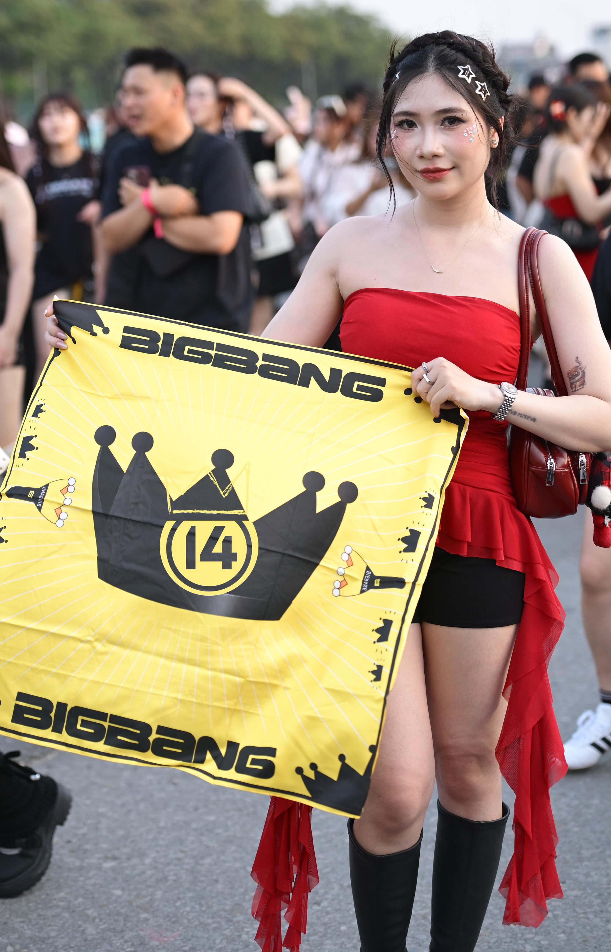 Hôm nay trời nắng: Mỹ Đình thành sàn diễn của hội fan BIGBANG “lương 5 triệu/giờ"- Ảnh 9.
