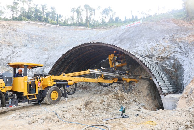 Thông tin mới nhất về tuyến cao tốc gần 24.000 tỷ đồng, dài 60km kết nối Việt Nam với Lào, có sự góp mặt của Tập đoàn Sơn Hải và Đèo Cả- Ảnh 1. Thông tin mới nhất về tuyến cao tốc gần 24.000 tỷ đồng, dài 60km kết nối Việt Nam với Lào, có sự góp mặt của Tập đoàn Sơn Hải và Đèo Cả- Ảnh 1.