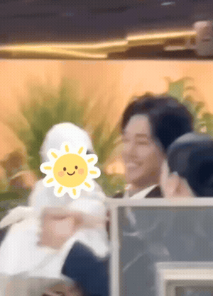 Kim Hyun Joong (Vườn Sao Băng) lần đầu tiên xuất hiện cùng vợ và con gái út, nhan sắc nửa kia bí ẩn gây chú ý- Ảnh 1.