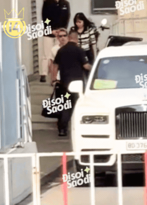 Clip HOT: G-Dragon tóc vàng - nón đỏ cùng Taeyang rời khách sạn, thẳng tiến Mỹ Đình trước giờ G Day 2 - Ảnh 3.