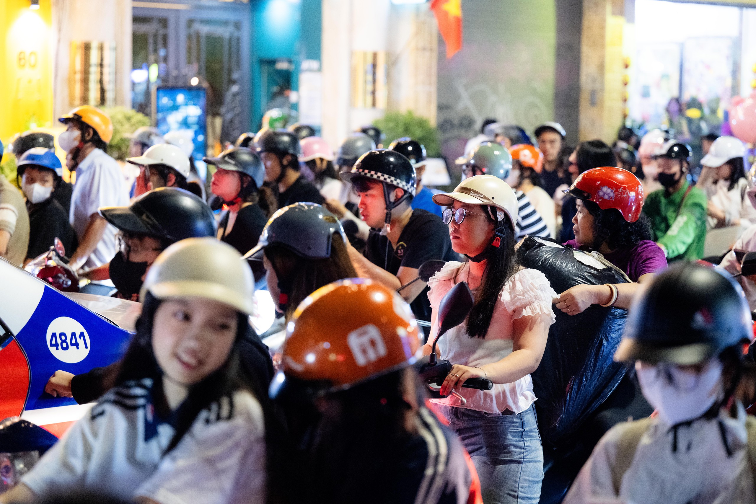 Đúng 21h ngày 10/10, 7.000 đơn vị pháo hoa rực sáng bầu trời Hà Nội - Ảnh 7.