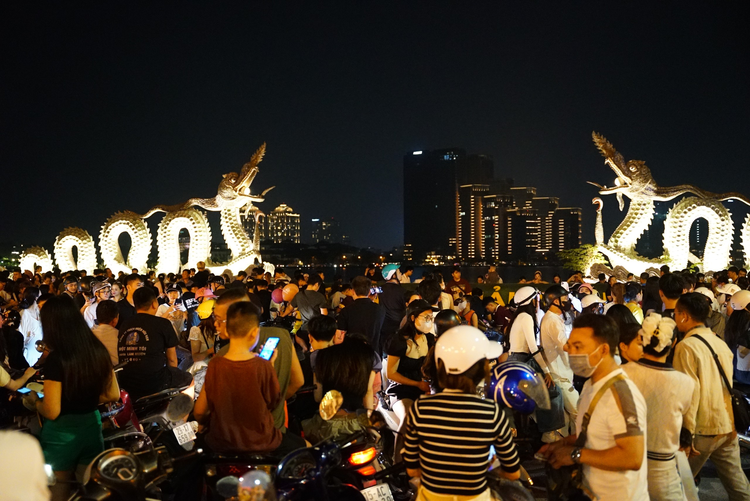 Đúng 21h ngày 10/10, 7.000 đơn vị pháo hoa rực sáng bầu trời Hà Nội - Ảnh 41.