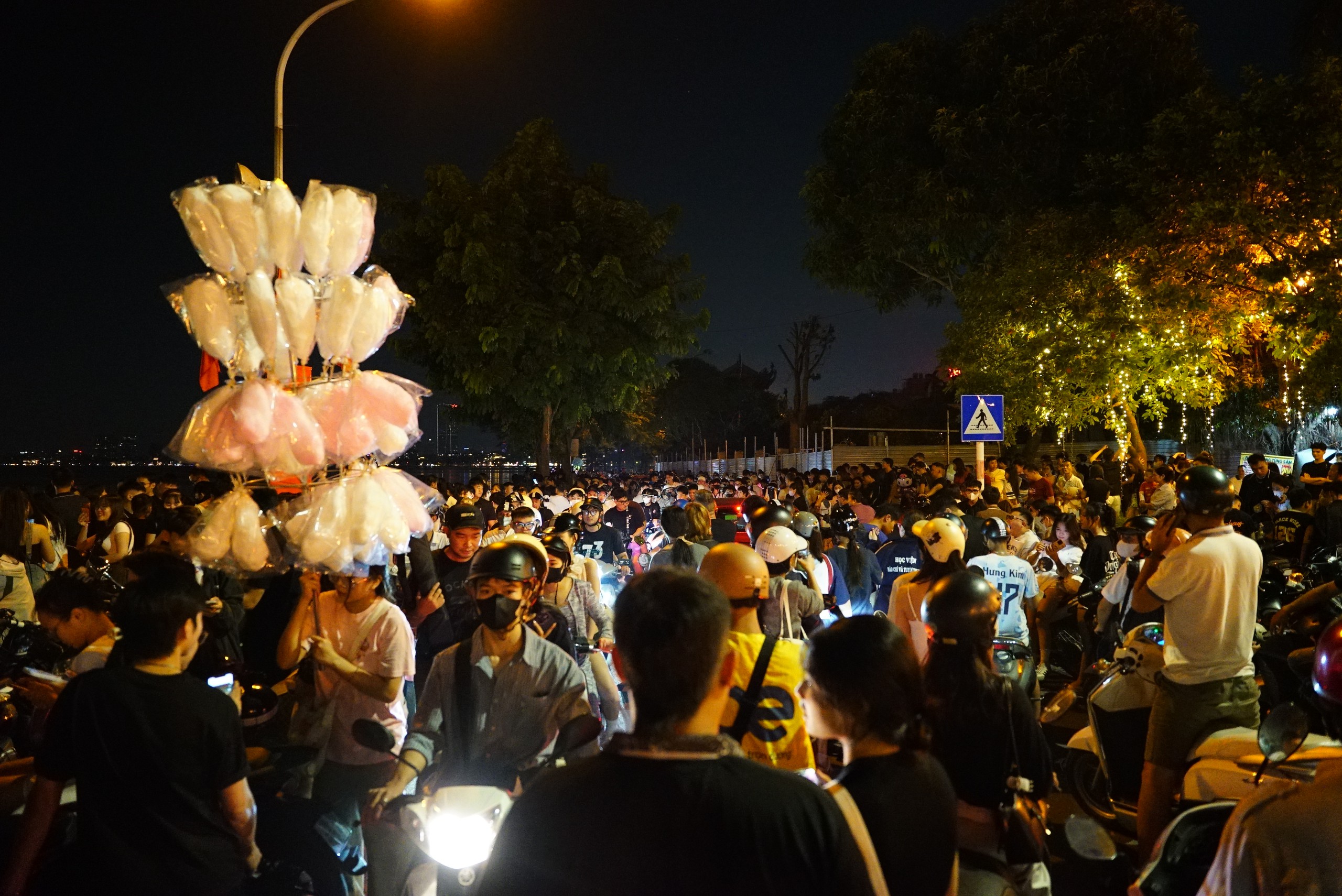 Đúng 21h ngày 10/10, 7.000 đơn vị pháo hoa rực sáng bầu trời Hà Nội - Ảnh 43.