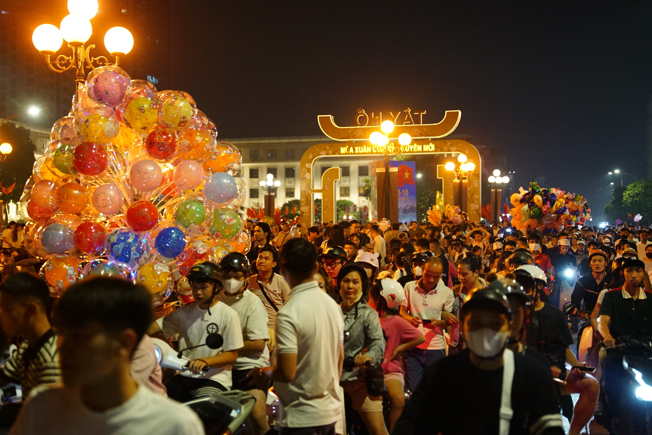 Đúng 21h ngày 10/10, 7.000 đơn vị pháo hoa rực sáng bầu trời Hà Nội - Ảnh 44.