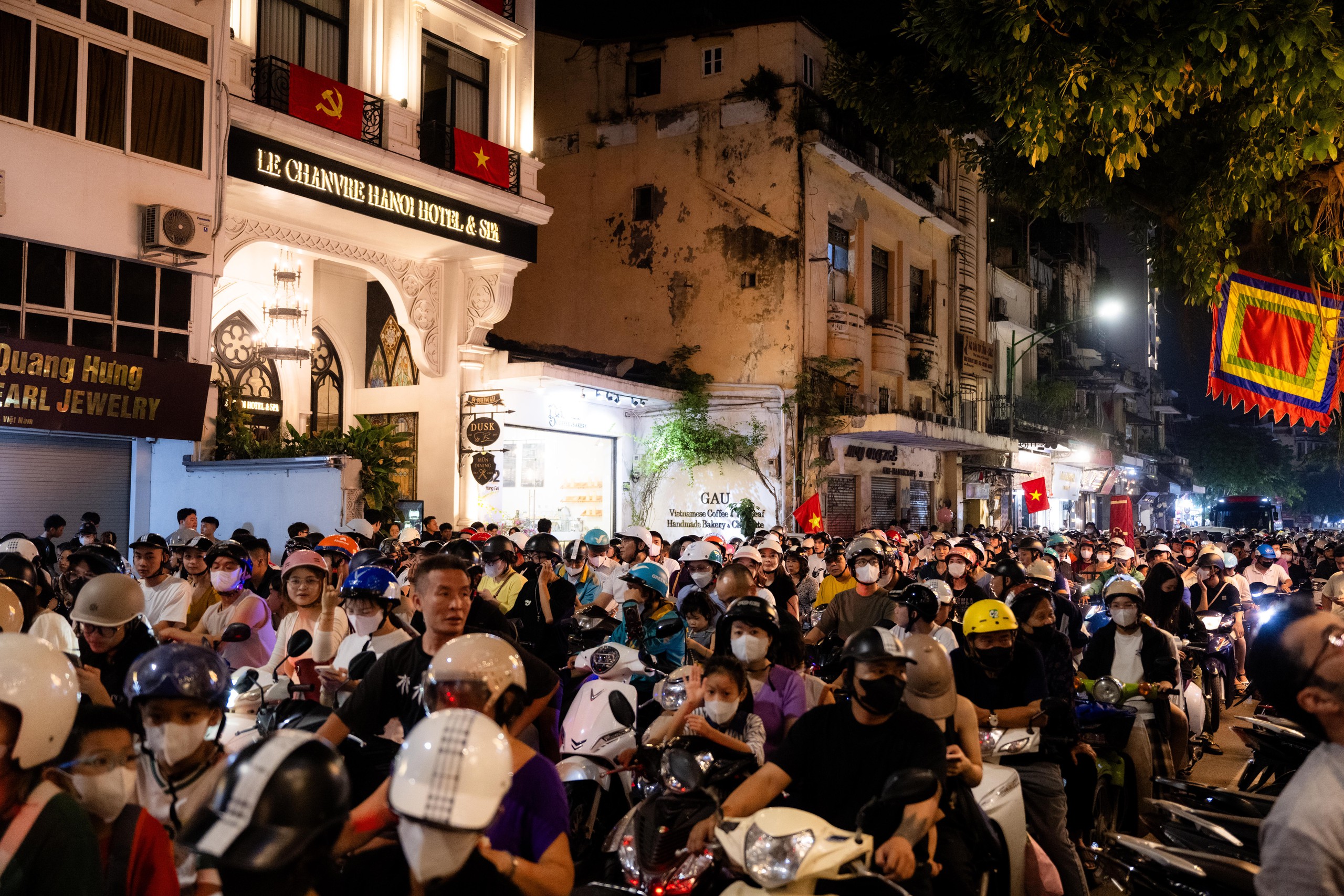 Đúng 21h ngày 10/10, 7.000 đơn vị pháo hoa rực sáng bầu trời Hà Nội - Ảnh 10.