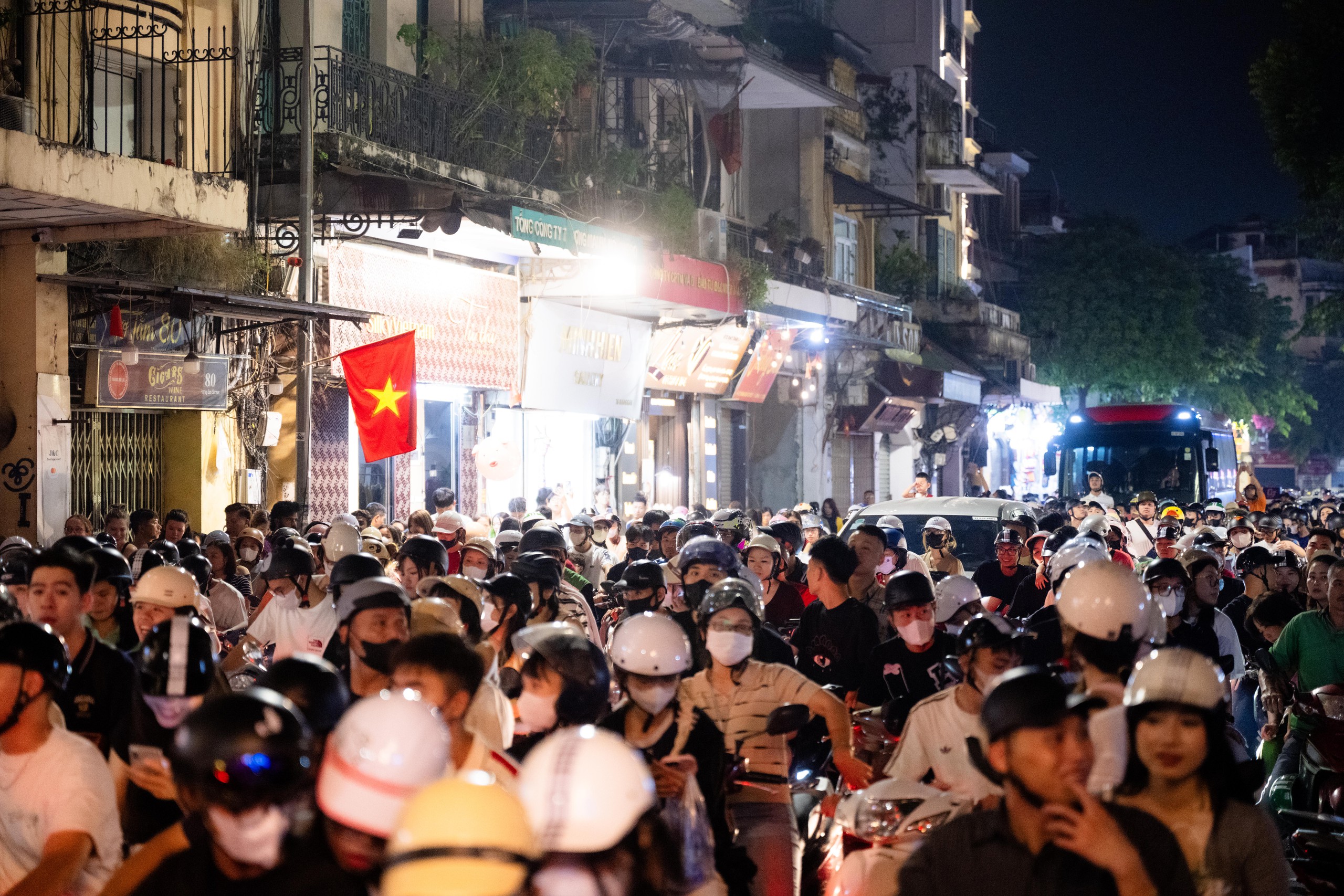 Đúng 21h ngày 10/10, 7.000 đơn vị pháo hoa rực sáng bầu trời Hà Nội - Ảnh 12.