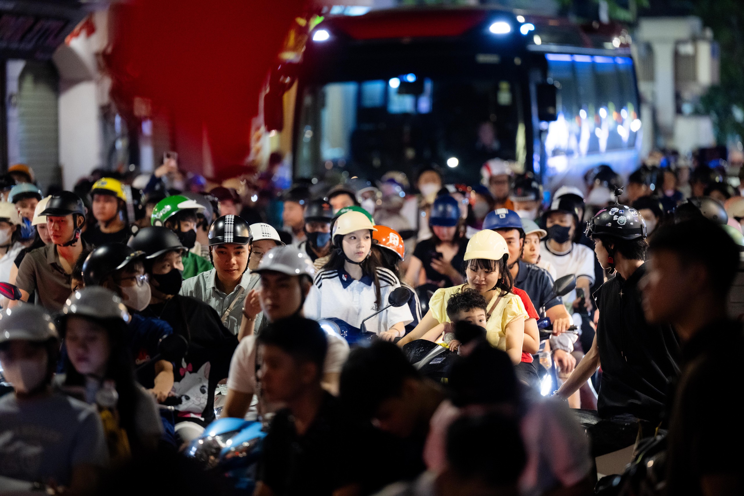 Đúng 21h ngày 10/10, 7.000 đơn vị pháo hoa rực sáng bầu trời Hà Nội - Ảnh 17.