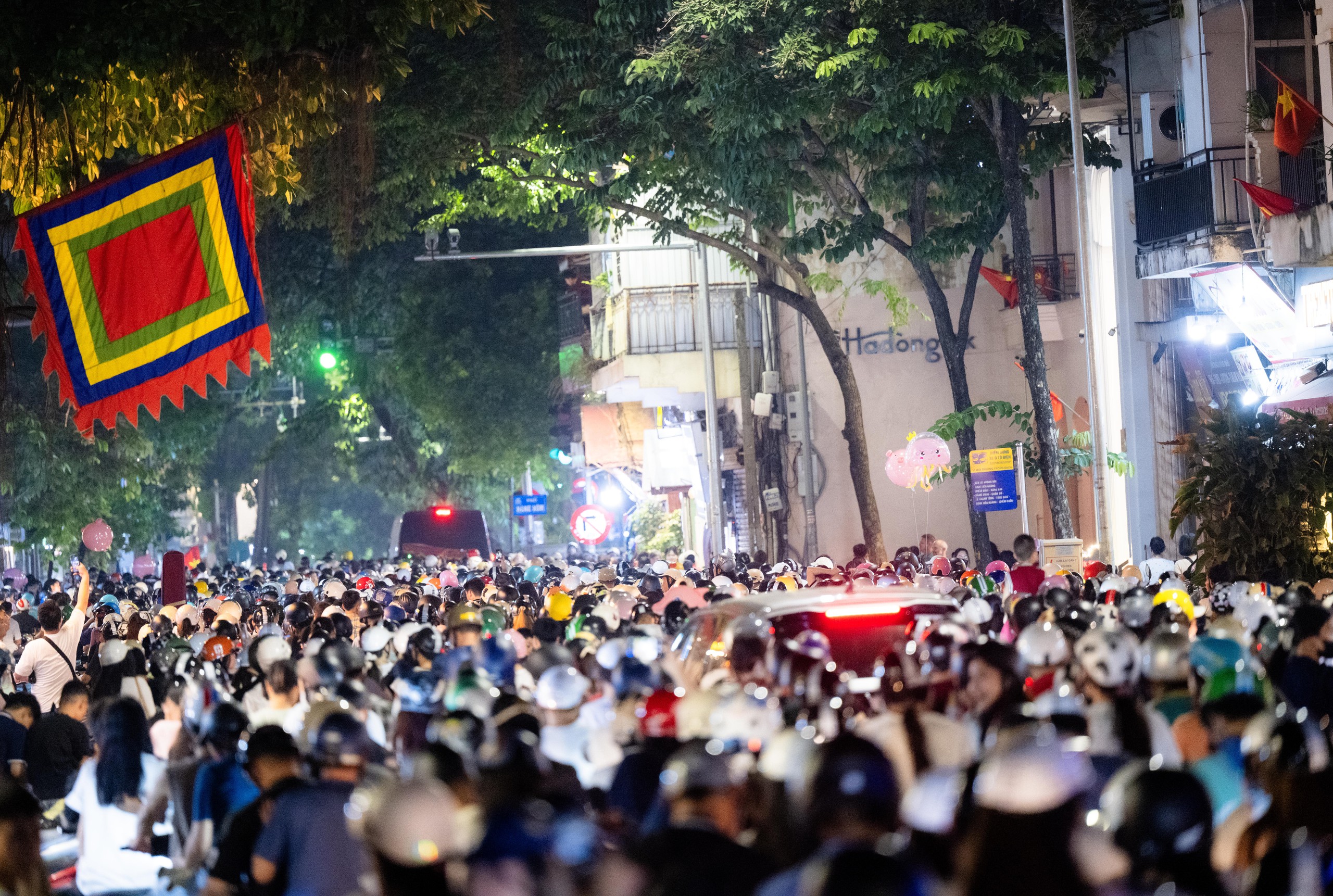 Đúng 21h ngày 10/10, 7.000 đơn vị pháo hoa rực sáng bầu trời Hà Nội - Ảnh 23.
