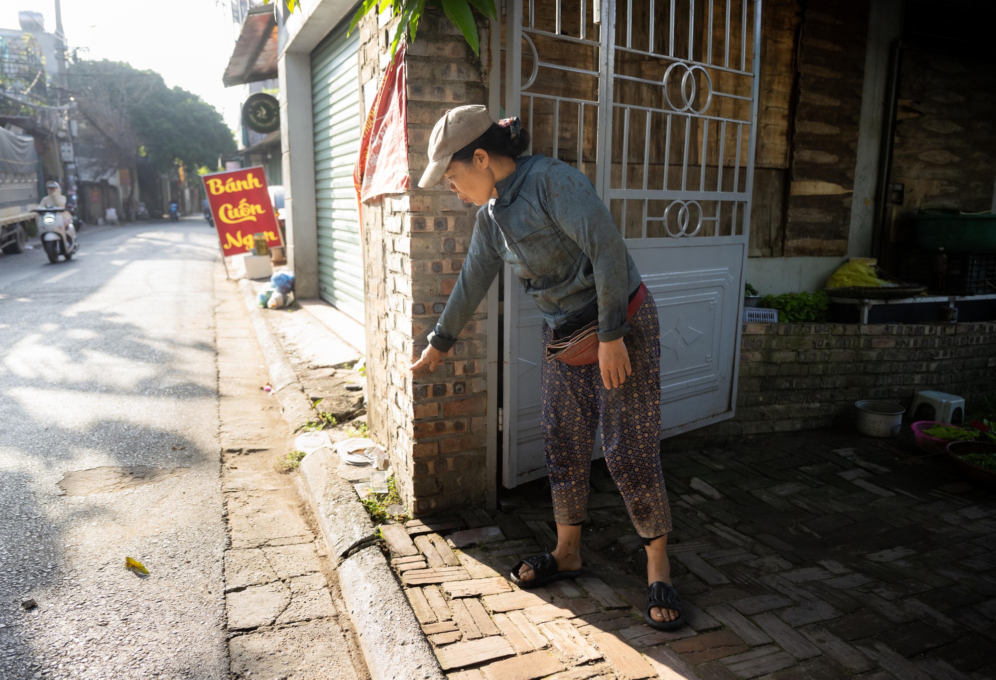 Nhân chứng hé lộ diễn biến trước vụ tài xế ô tô bị đâm tử vong ở Hà Nội: Nghi phạm liên tục đập cửa, chất vấn về chuyện tình cảm - Ảnh 1.
