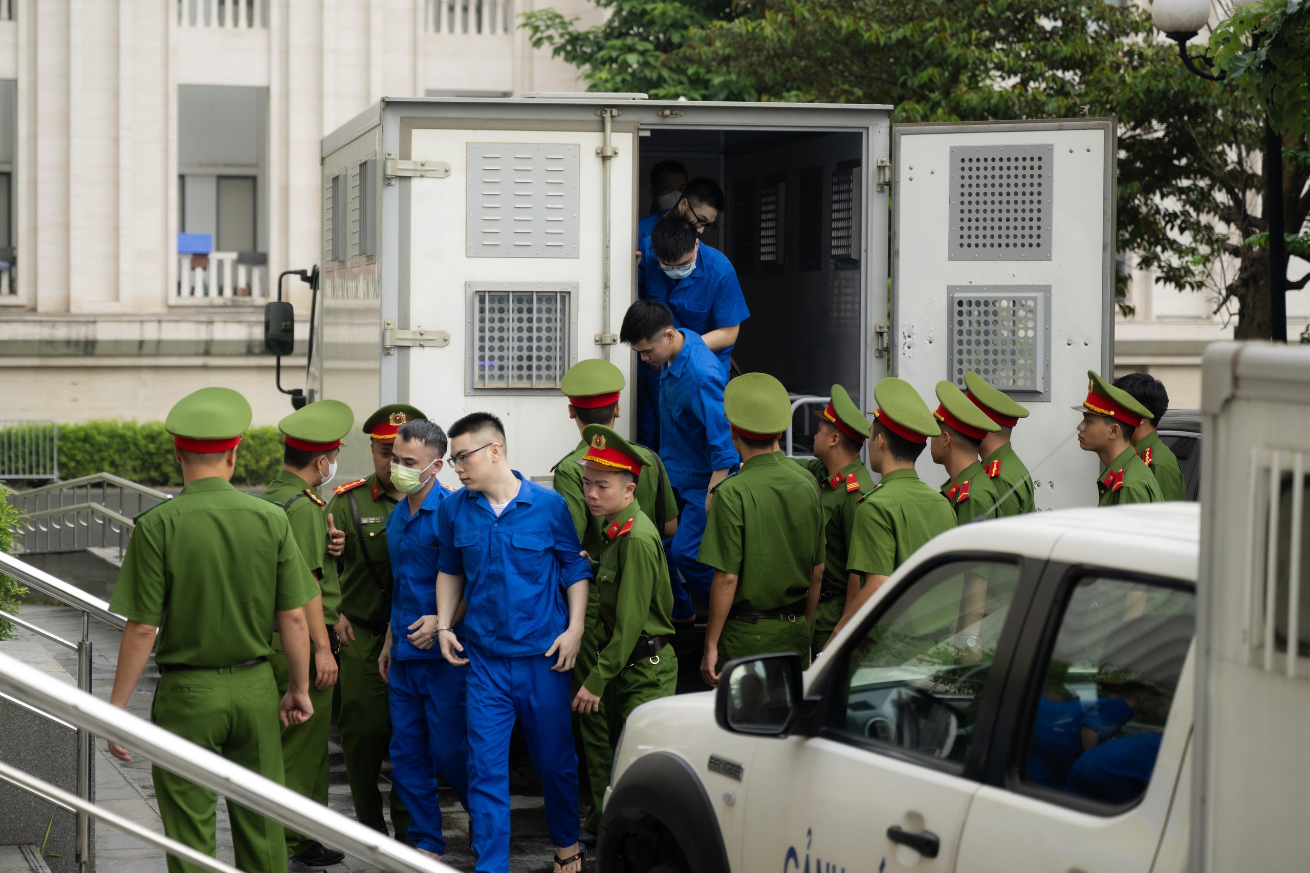 Những hình ảnh đầu tiên của Shark Bình cùng Mr Pips trong phiên xét xử sáng nay - Ảnh 7.