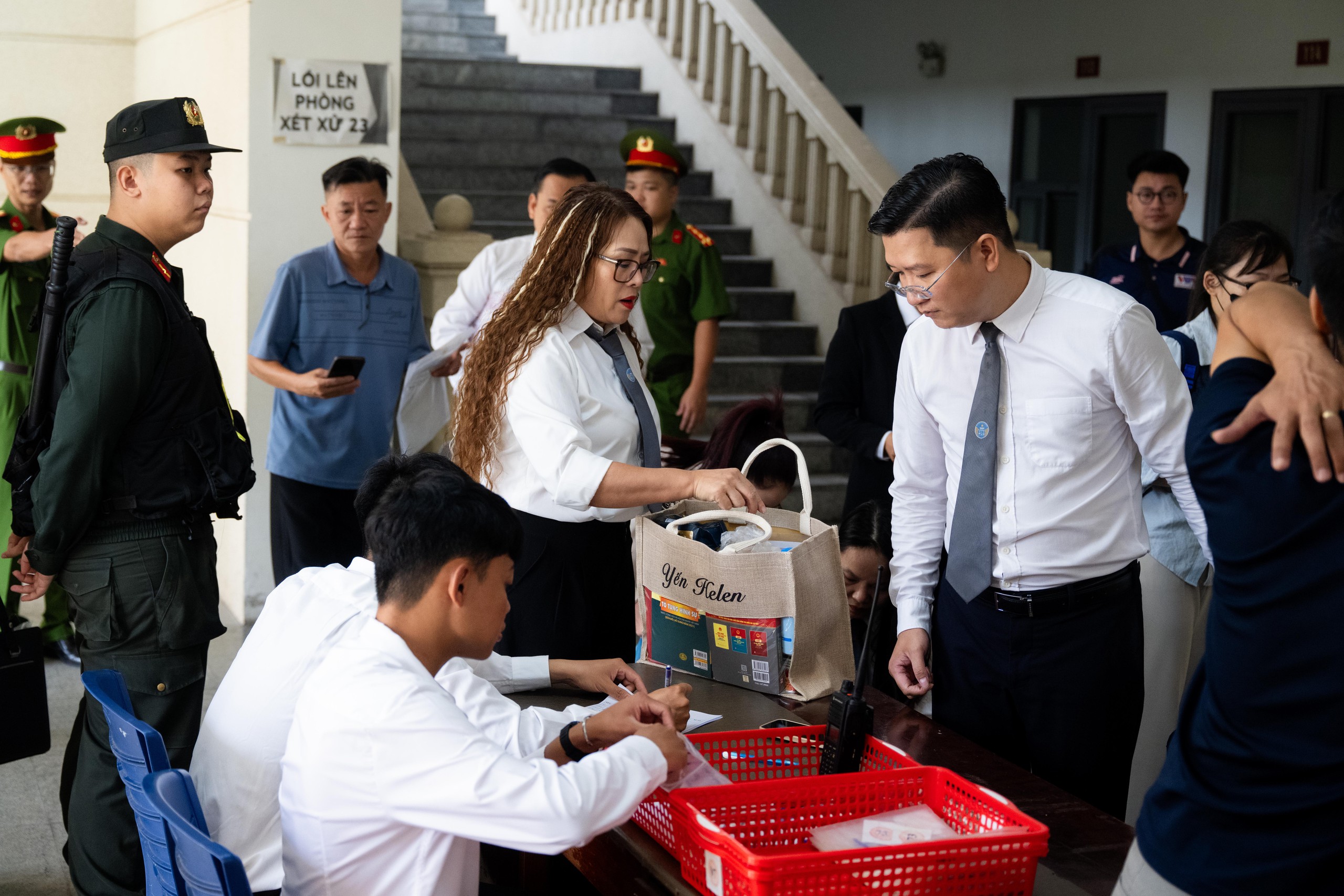 Những hình ảnh đầu tiên của Shark Bình cùng Mr Pips trong phiên xét xử sáng nay - Ảnh 9.