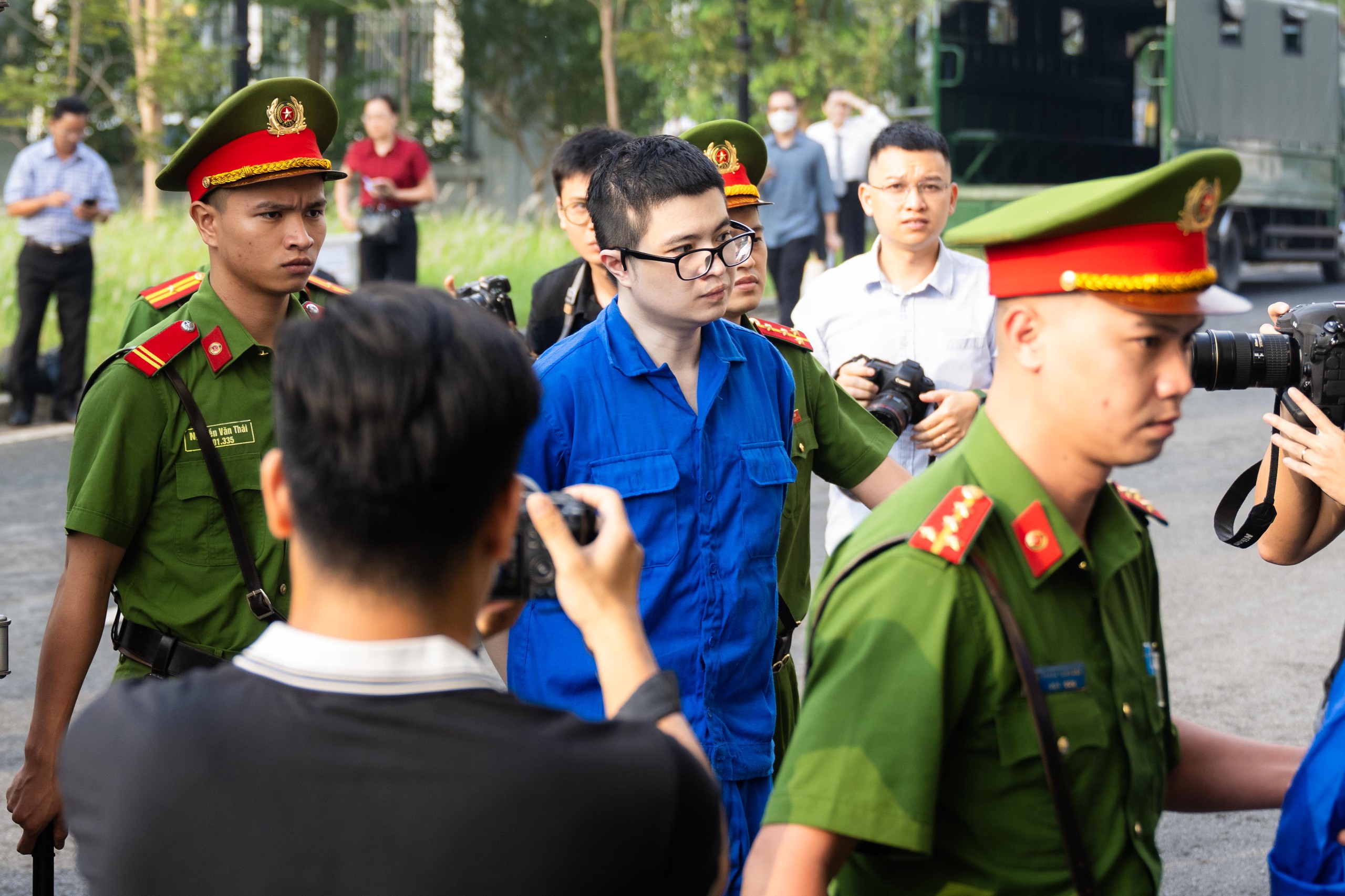 Những hình ảnh đầu tiên của Shark Bình cùng Mr Pips trong phiên xét xử sáng nay - Ảnh 11.