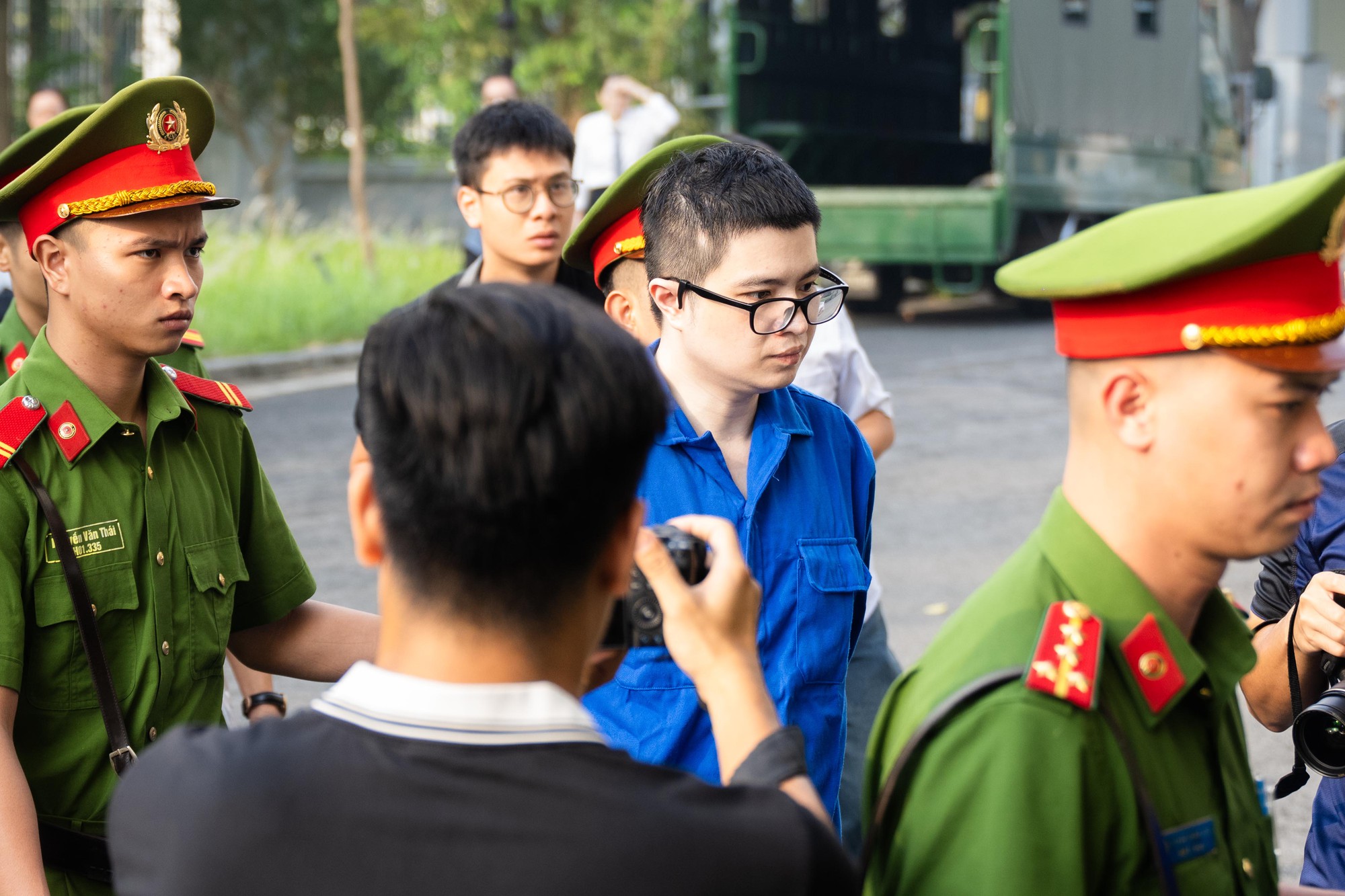 Những hình ảnh đầu tiên của Shark Bình cùng Mr Pips trong phiên xét xử sáng nay - Ảnh 2.