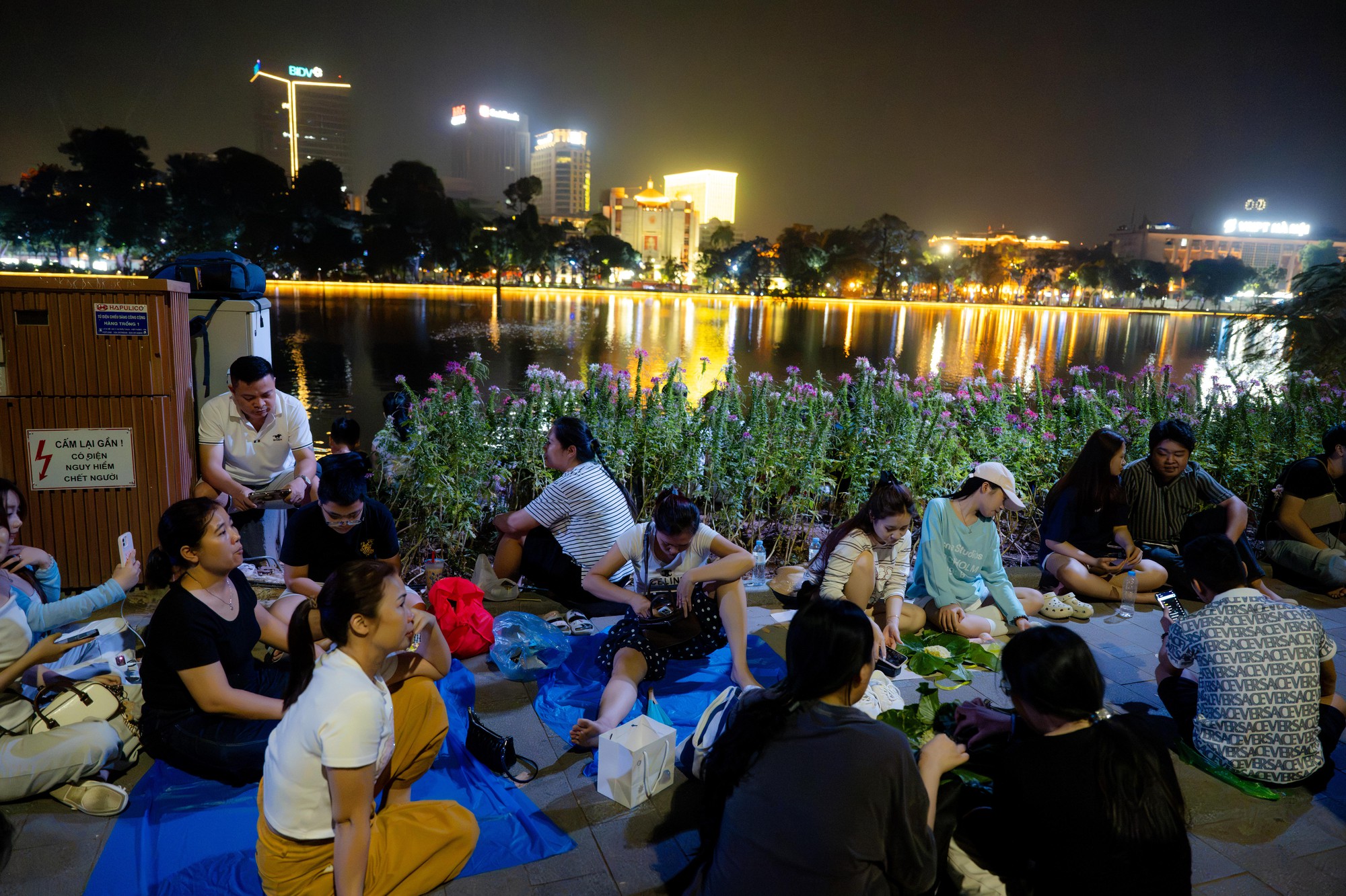 Đúng 21h ngày 10/10, 7.000 đơn vị pháo hoa rực sáng bầu trời Hà Nội - Ảnh 32.