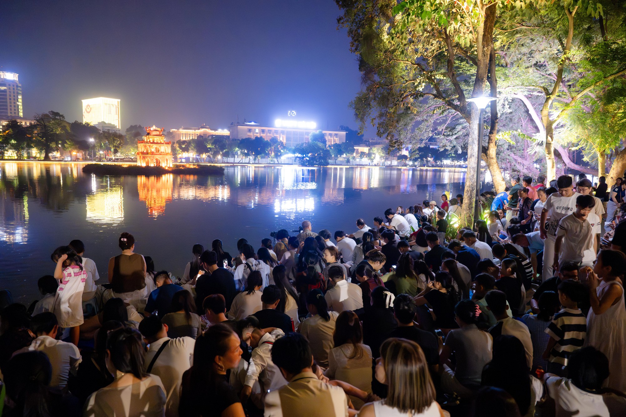 Đúng 21h ngày 10/10, 7.000 đơn vị pháo hoa rực sáng bầu trời Hà Nội - Ảnh 35.