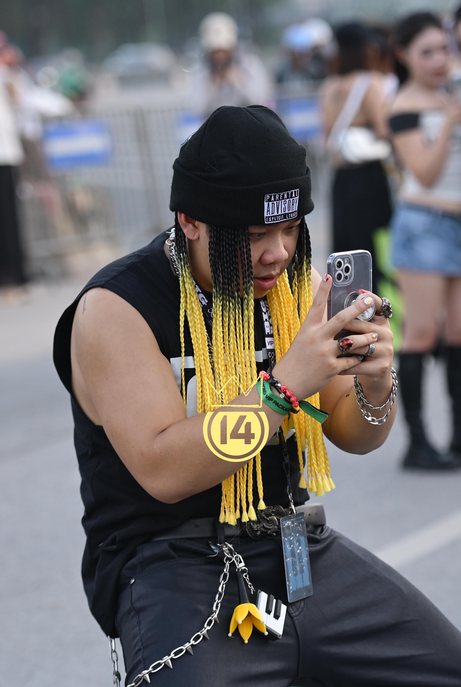 Hôm nay trời nắng: Mỹ Đình thành sàn diễn của hội fan BIGBANG “lương 5 triệu/giờ"- Ảnh 13.