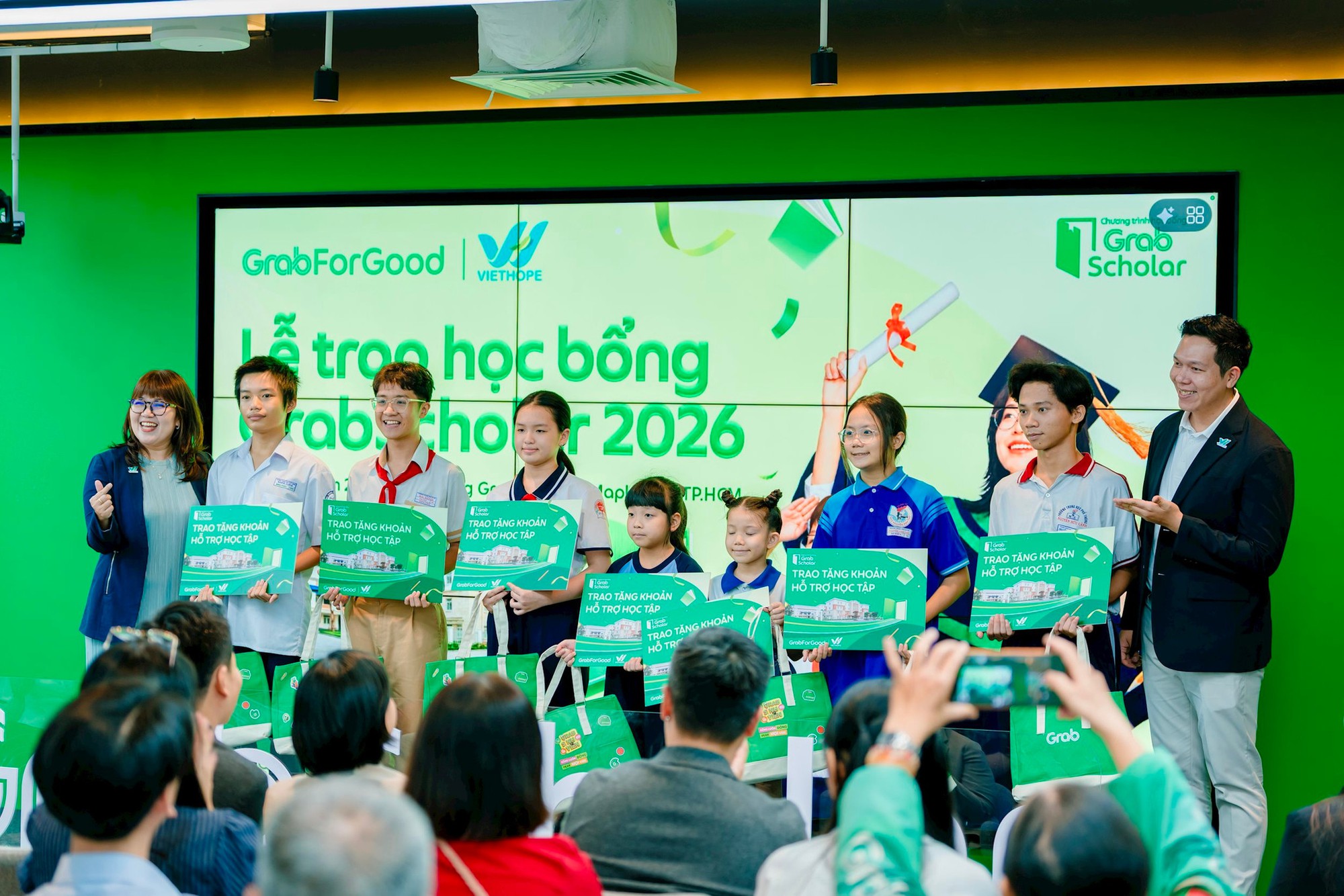 Grab trao 300 suất học bổng và hỗ trợ học tập cho học sinh sinh viên- Ảnh 1.