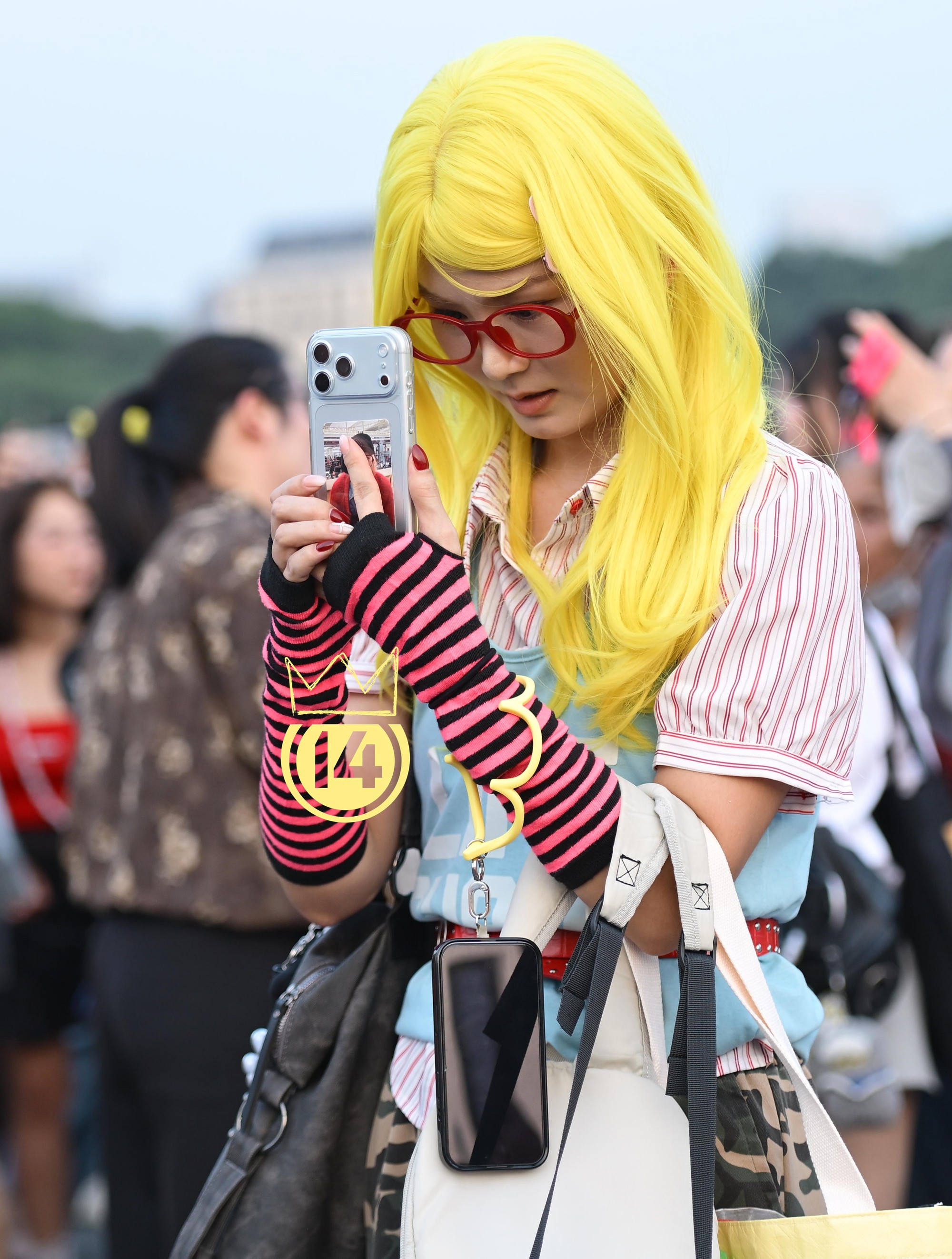 Hôm nay trời nắng: Mỹ Đình thành sàn diễn của hội fan BIGBANG “lương 5 triệu/giờ"- Ảnh 7.