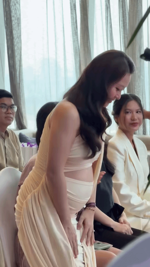 Mẹ bầu Khả Ngân lẻ bóng đi sự kiện, Nhan Phúc Vinh ra nước ngoài để làm một việc- Ảnh 1.