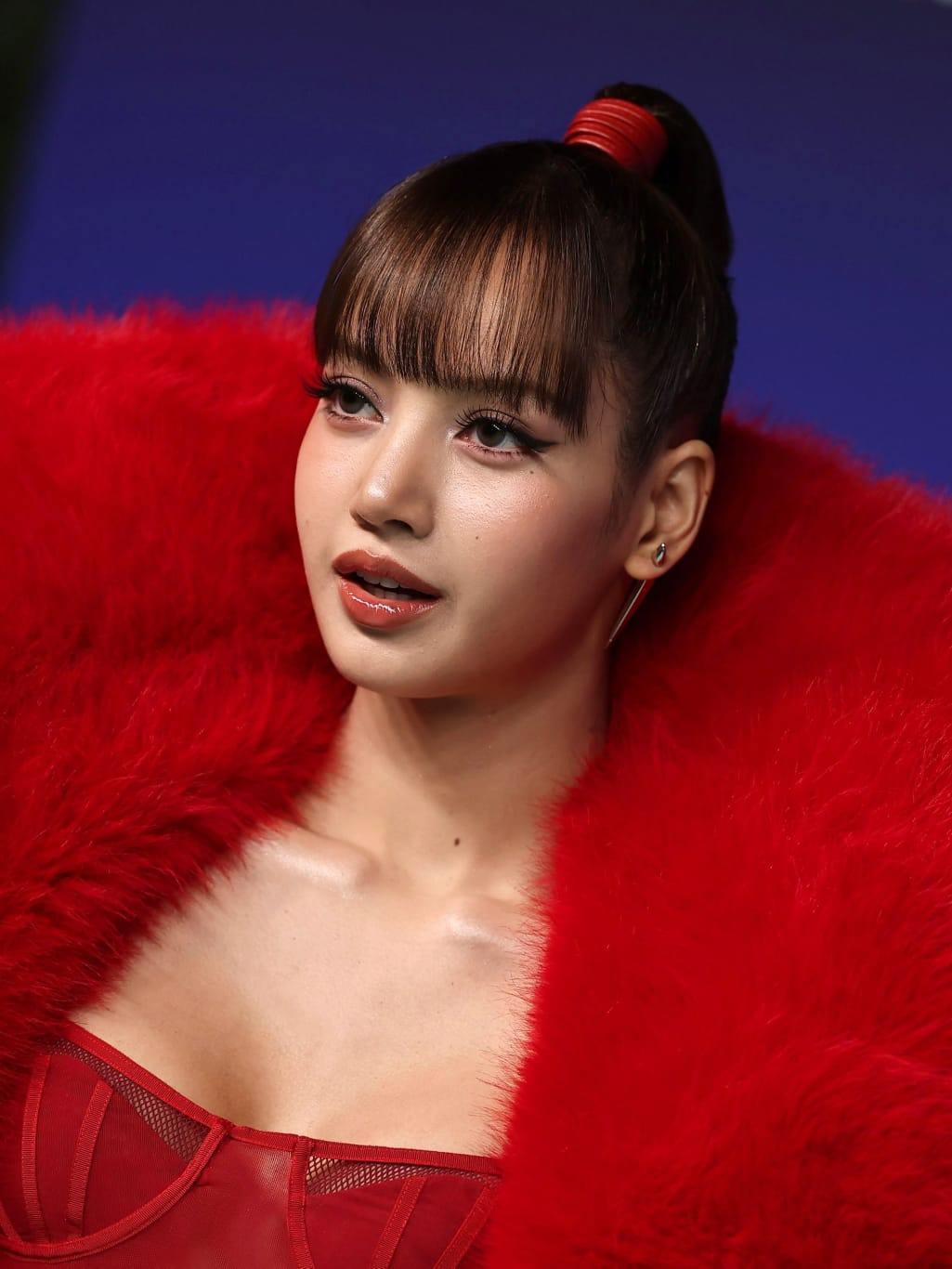 Lisa tụt dốc khi cặp kè 