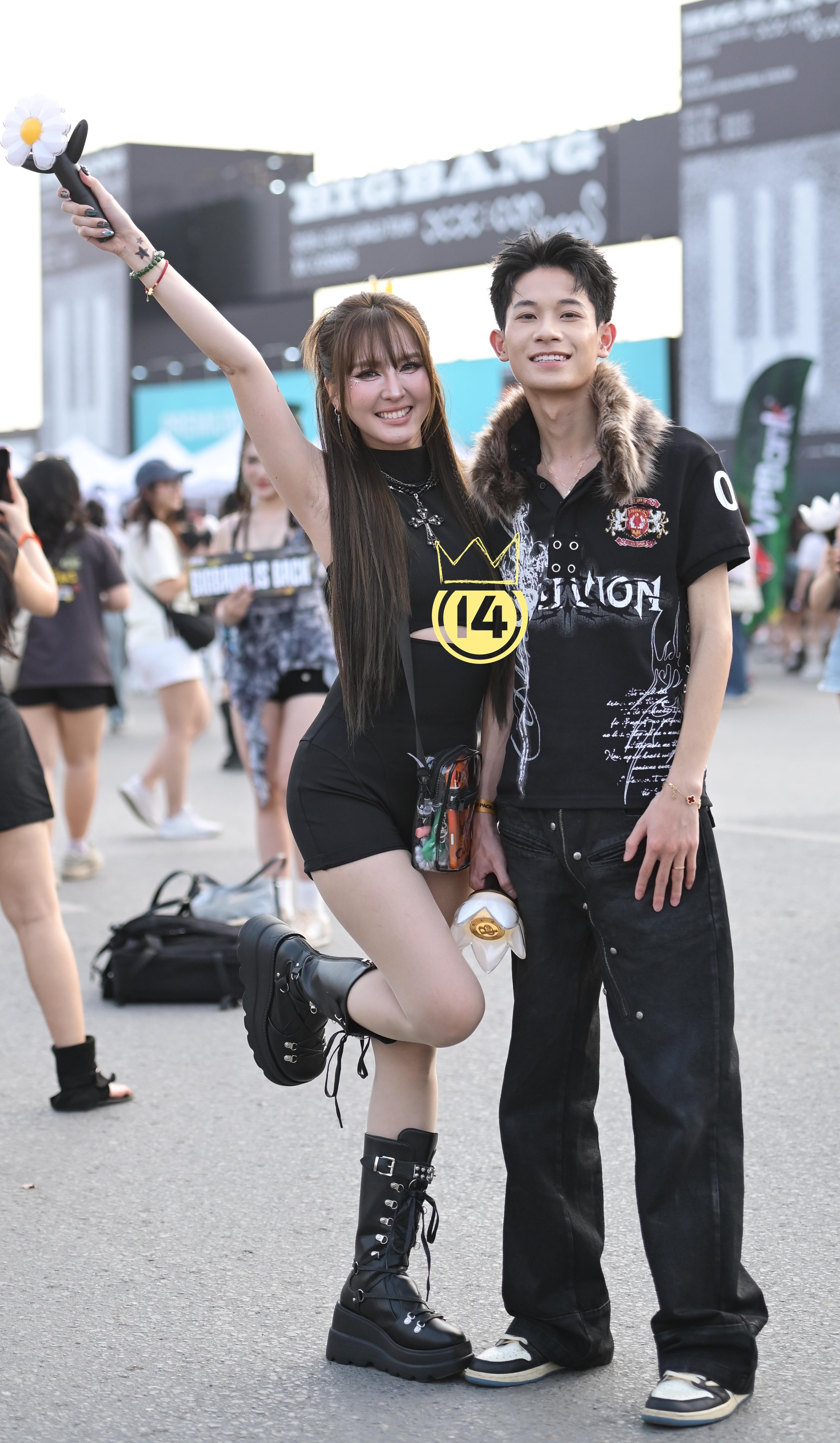 Hôm nay trời nắng: Mỹ Đình thành sàn diễn của hội fan BIGBANG “lương 5 triệu/giờ"- Ảnh 4.