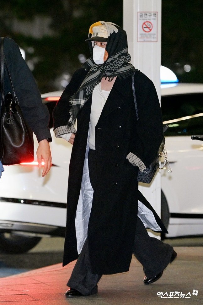 Ngay lúc này: G-Dragon thời trang phang thời tiết, trùm khăn hoa cúc kín mít khởi hành sang Việt Nam - Ảnh 2.