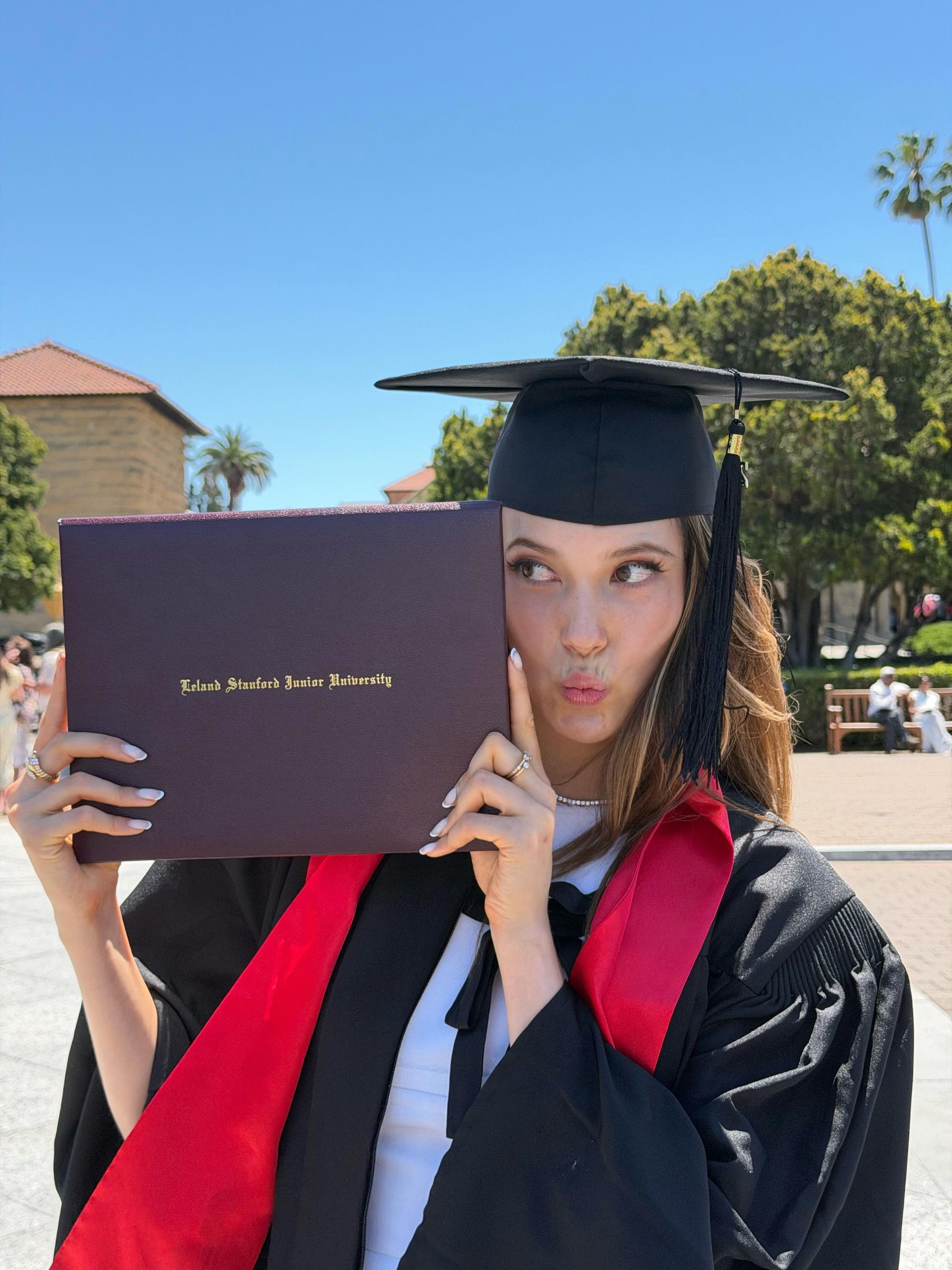 Cô gái SN 2003, vừa tốt nghiệp đại học tháng 6/2026 có thu nhập gần 600 tỷ/năm- Ảnh 2.