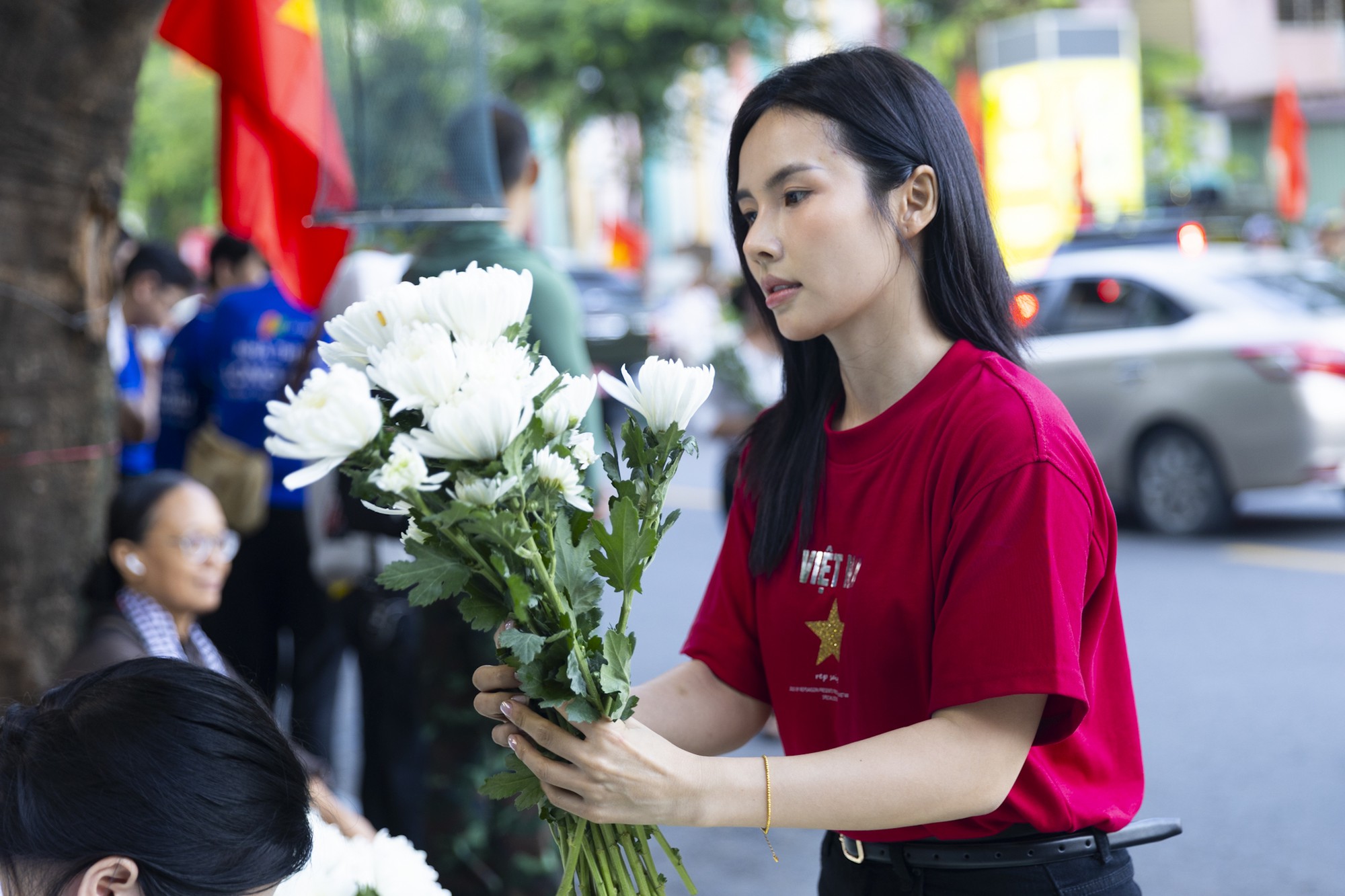 Đang diễn ra lễ viếng, truy điệu liệt sĩ quy tập tại công viên Lê Thị Riêng: Người dân TP.HCM đã cầm hoa trắng chờ bên đường - Ảnh 19.