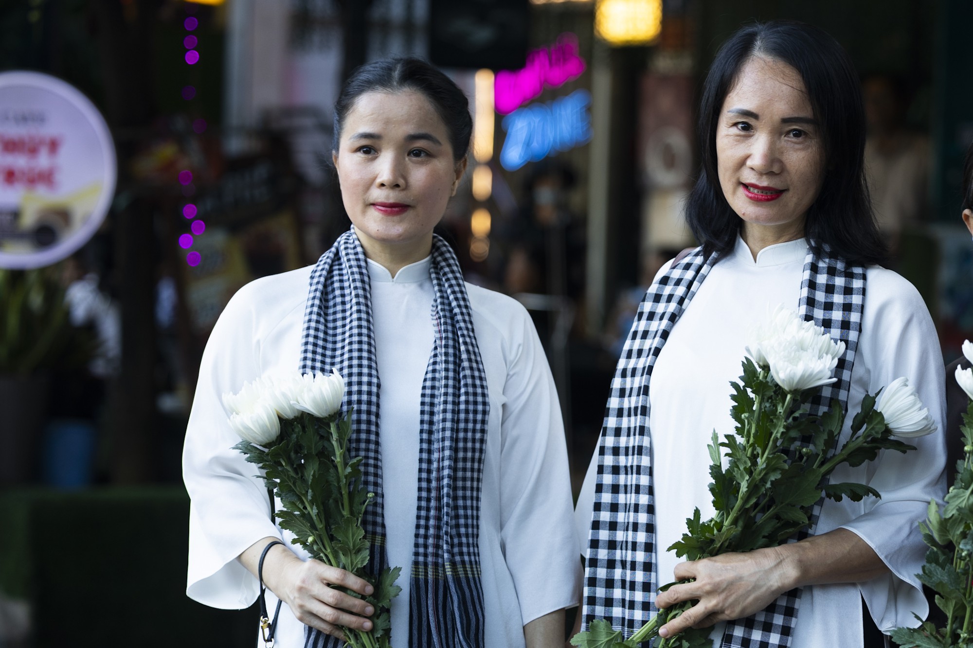 Đang diễn ra lễ viếng, truy điệu liệt sĩ quy tập tại công viên Lê Thị Riêng: Người dân TP.HCM đã cầm hoa trắng chờ bên đường - Ảnh 14.