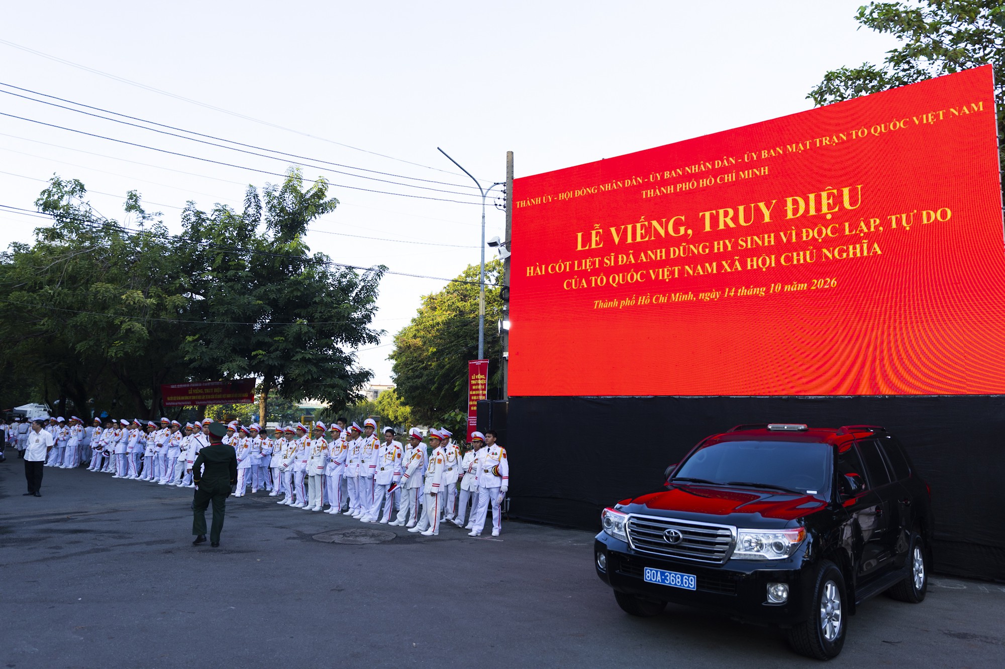 Đang diễn ra lễ viếng, truy điệu liệt sĩ quy tập tại công viên Lê Thị Riêng: Người dân TP.HCM đã cầm hoa trắng chờ bên đường - Ảnh 23.