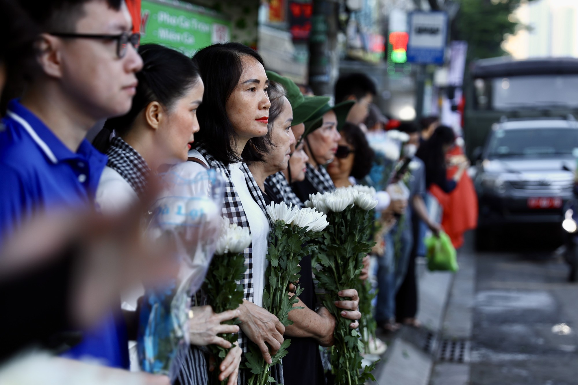 Đang diễn ra lễ viếng, truy điệu liệt sĩ quy tập tại công viên Lê Thị Riêng: Người dân TP.HCM đã cầm hoa trắng chờ bên đường - Ảnh 13.