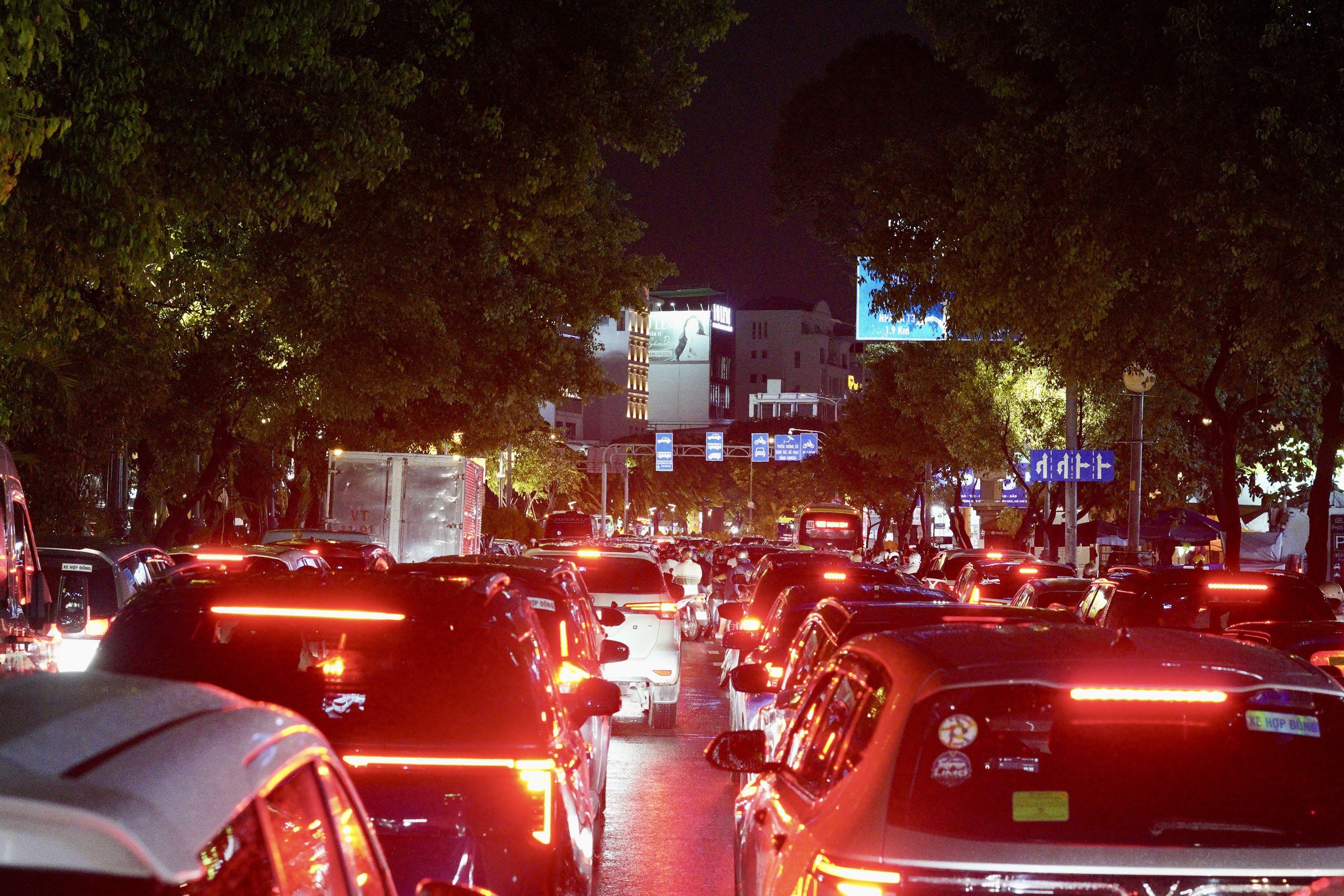Tất cả những ai ra sân bay tối nay chú ý: Mưa lớn, cửa ngõ Tân Sơn Nhất ùn tắc kéo dài! - Ảnh 24.
