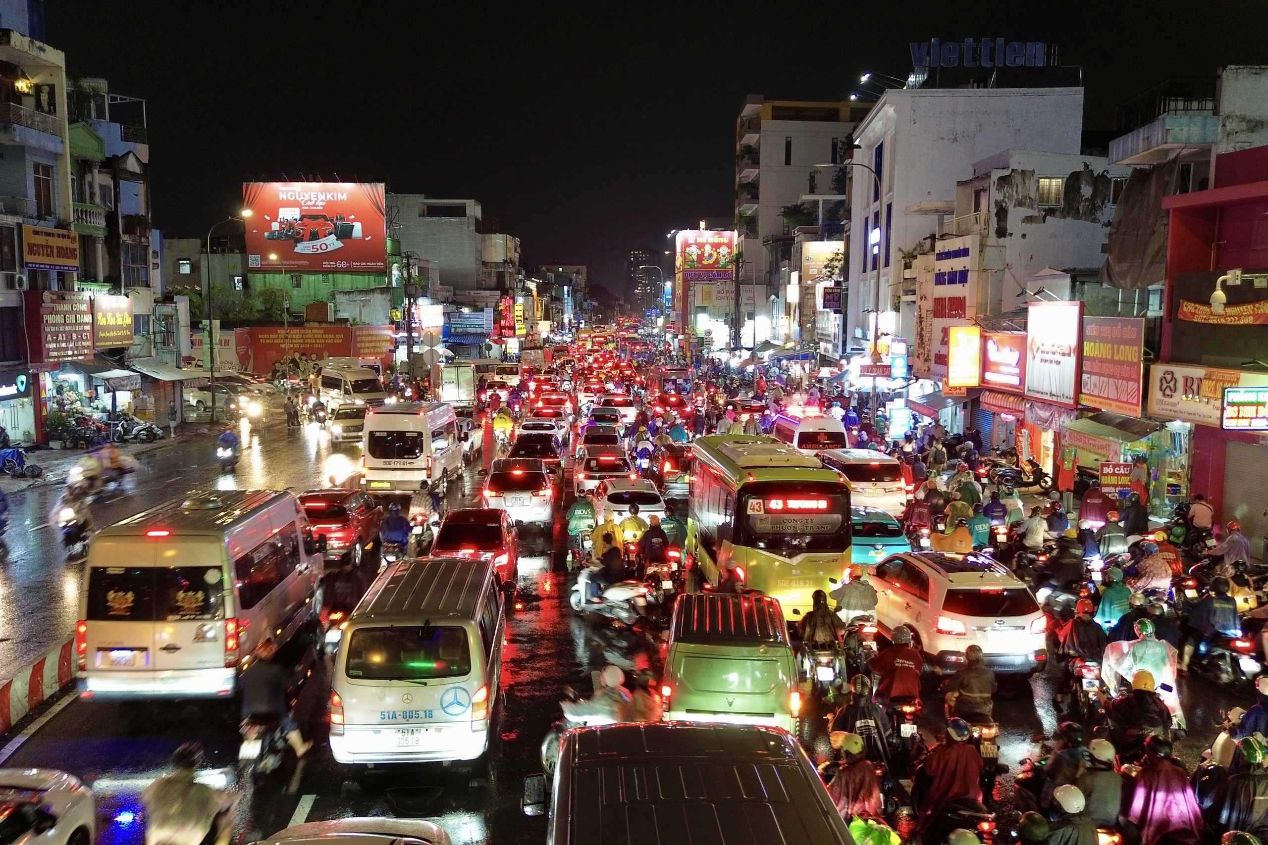 21h nhưng nhiều người tan làm từ chiều vẫn chưa thể về nhà: Các tuyến đường ùn tắc nghiêm trọng trong mưa lớn - Ảnh 16.