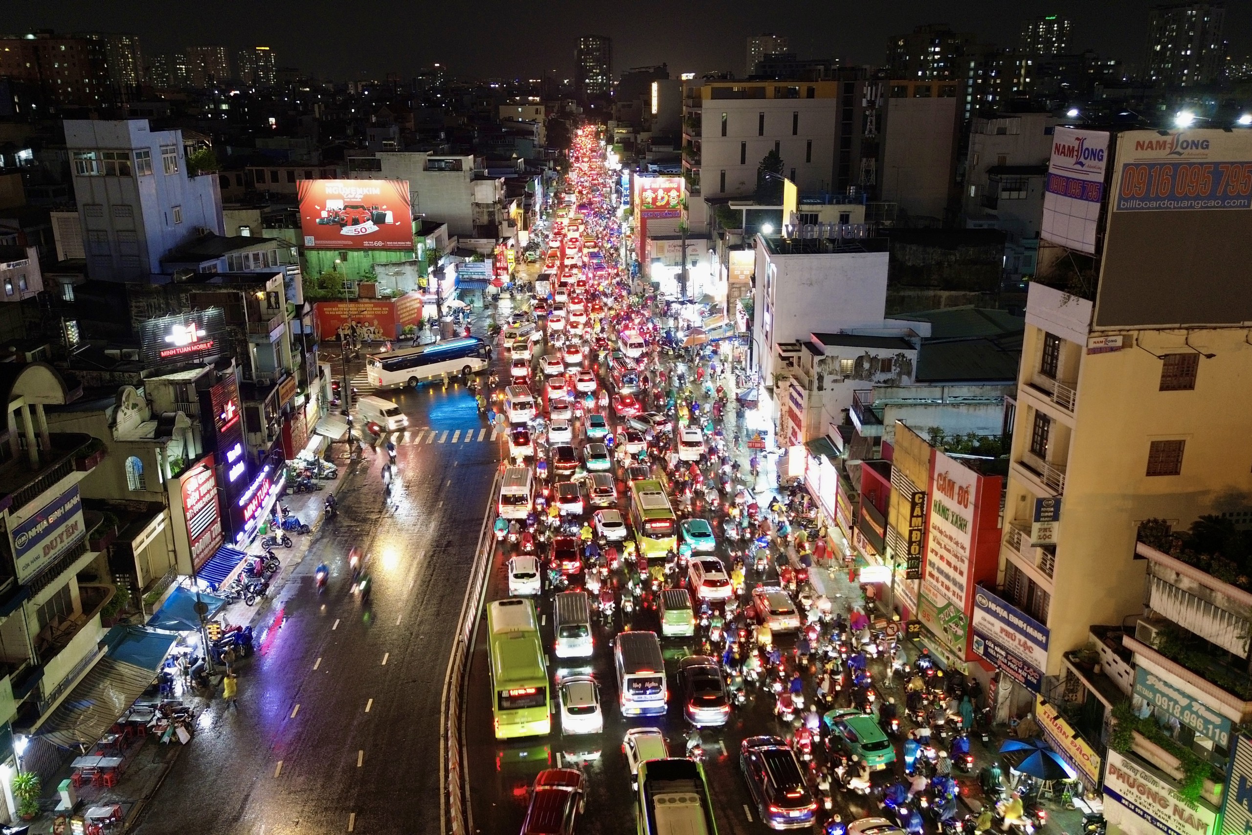 21h nhưng nhiều người tan làm từ chiều vẫn chưa thể về nhà: Các tuyến đường ùn tắc nghiêm trọng trong mưa lớn - Ảnh 17.