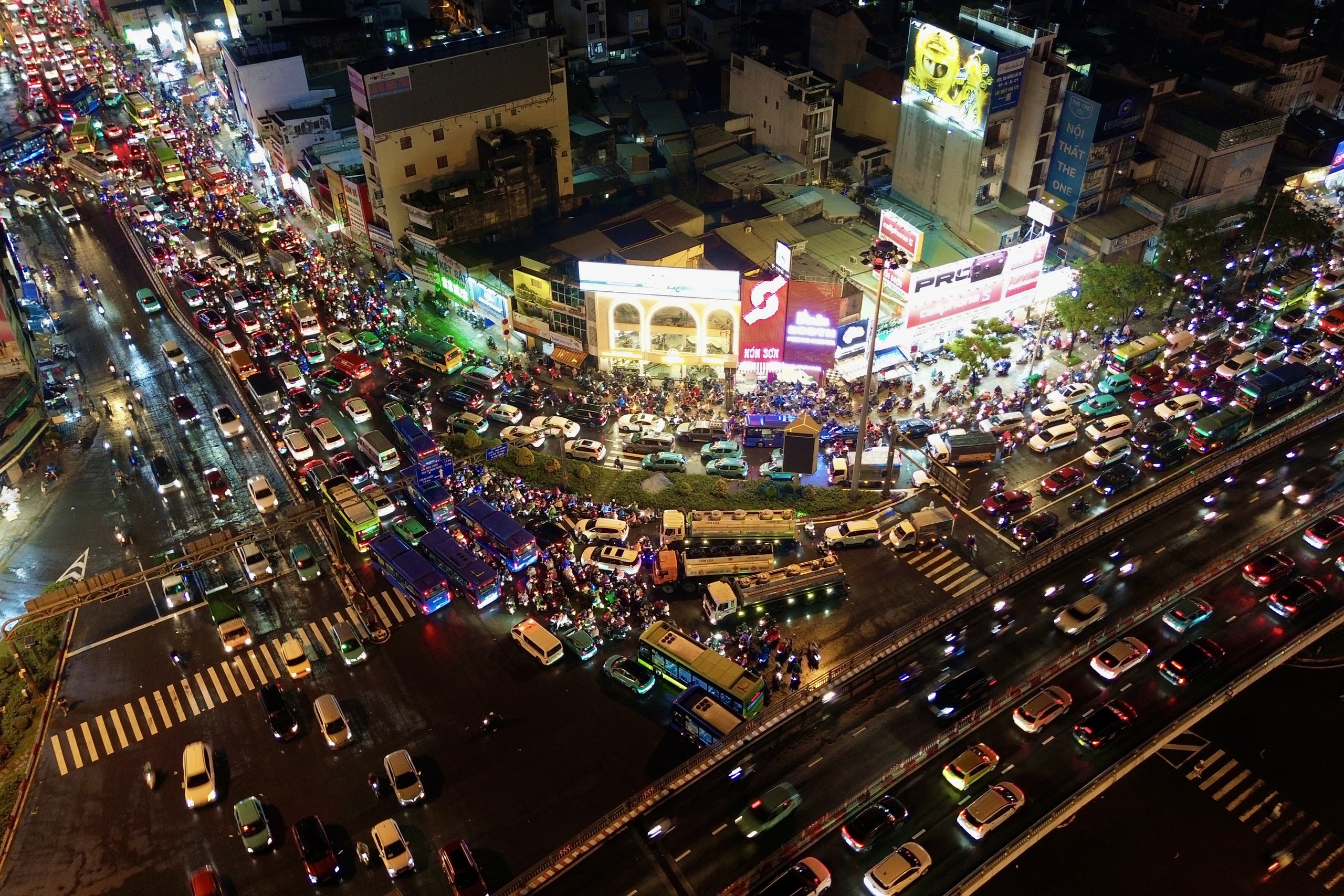 21h nhưng nhiều người tan làm từ chiều vẫn chưa thể về nhà: Các tuyến đường ùn tắc nghiêm trọng trong mưa lớn - Ảnh 20.