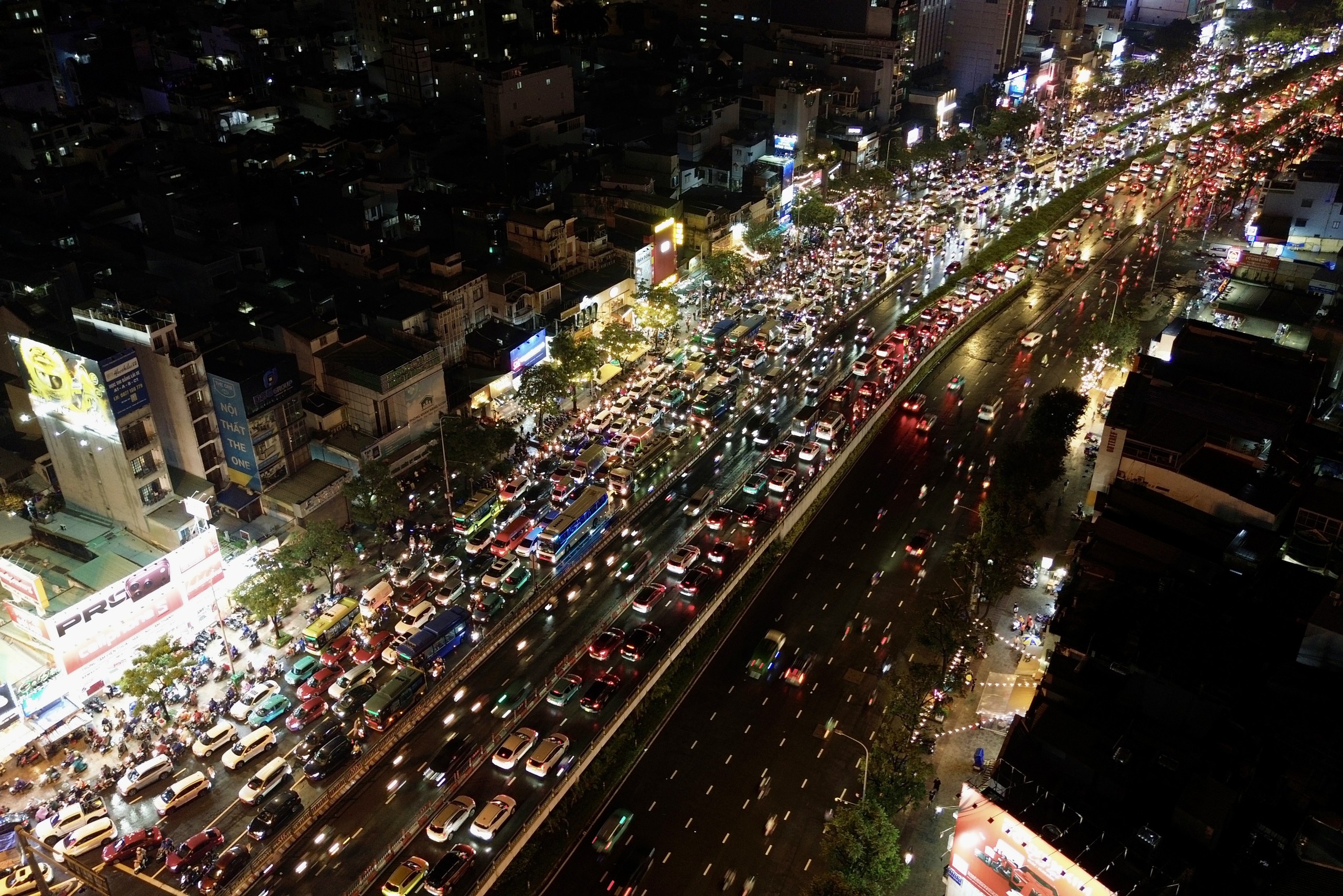 21h nhưng nhiều người tan làm từ chiều vẫn chưa thể về nhà: Các tuyến đường ùn tắc nghiêm trọng trong mưa lớn - Ảnh 21.