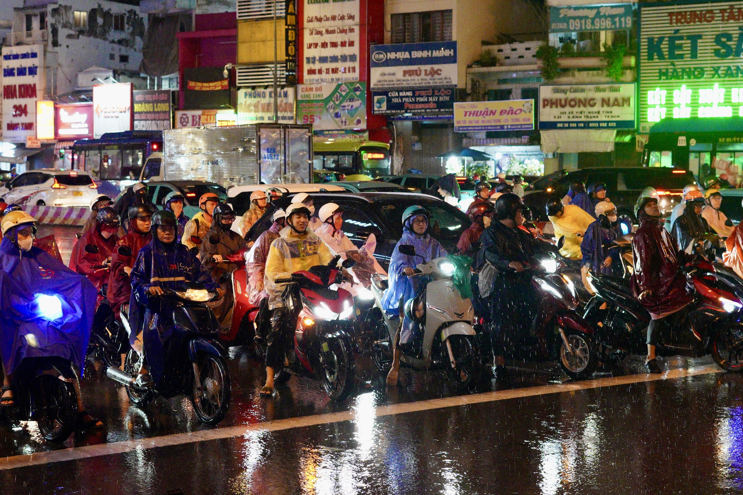 21h nhưng nhiều người tan làm từ chiều vẫn chưa thể về nhà: Các tuyến đường ùn tắc nghiêm trọng trong mưa lớn - Ảnh 23.